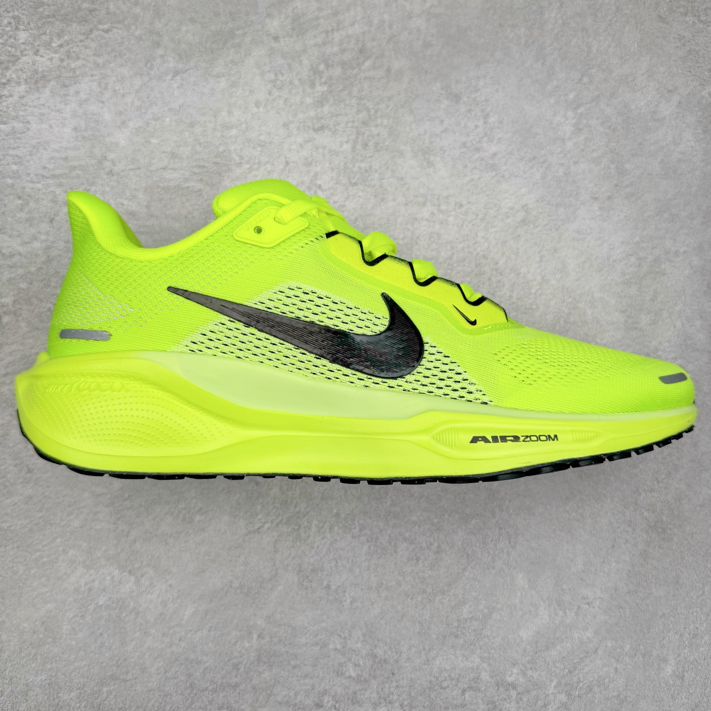 ＃特价福利 NK Zoom Pegasus 飞马41代马拉松系列网面透气缓震疾速跑鞋 拥有 Zoom Air 一如既往的稳定感和流畅感 鞋面采用工程网眼设计 为特定高热区域营造出色透气性 进一步增加鞋面的穿孔数量 让足部能够快速散热 中足搭配 Flywire 飞线 在高速运动时营造舒适稳定的贴合感 内置Zoon气垫加持 动力十足 尺码：36 36.5 37.5 38 38.5 39 40 40.5 41 42 42.5 43 44 44.5 45-选品中心