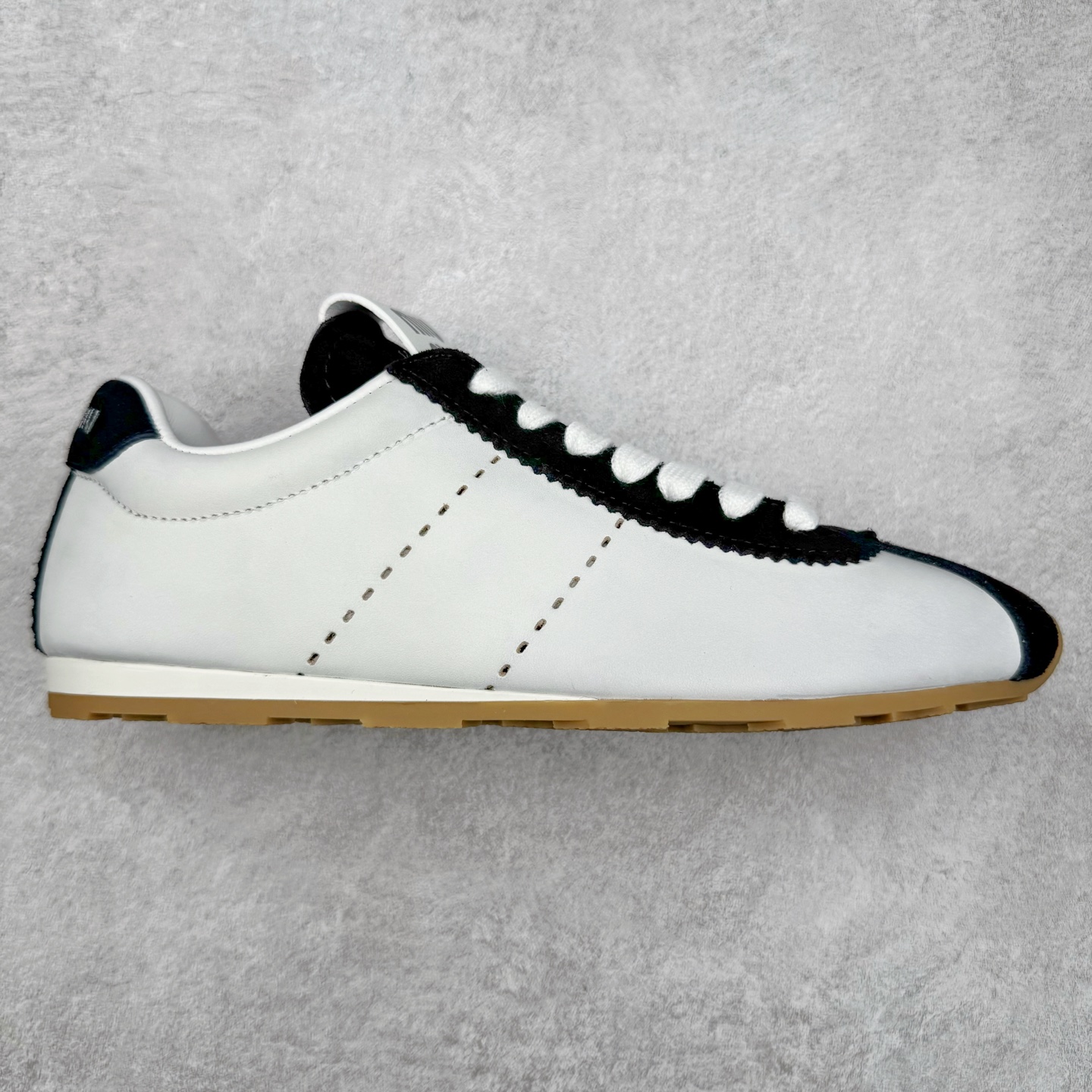 Miumiu 25ss Tyre系列春夏新款 饼干鞋 阿甘鞋休闲运动鞋Miumiu最新爆款 前卫大胆的设计，风格融于此款厚底帆布运动鞋的简约线条，别致徽标饰于鞋舌与背面，点缀复古设计，平添标志性元素！厚底设计定义前卫的现代风格，这款Tyre集优雅气质与运动功能于一身，动感橡胶鞋底柔韧耐磨，令人联想起轮胎花纹，橡胶鞋底除了增加了这双鞋的复古属性外也增加了防滑功能鞋面由科技织物和麂皮制成，融合运动与时尚、功能与优雅，表达了Miu Miu的核心精神 尺码：35-40-选品中心