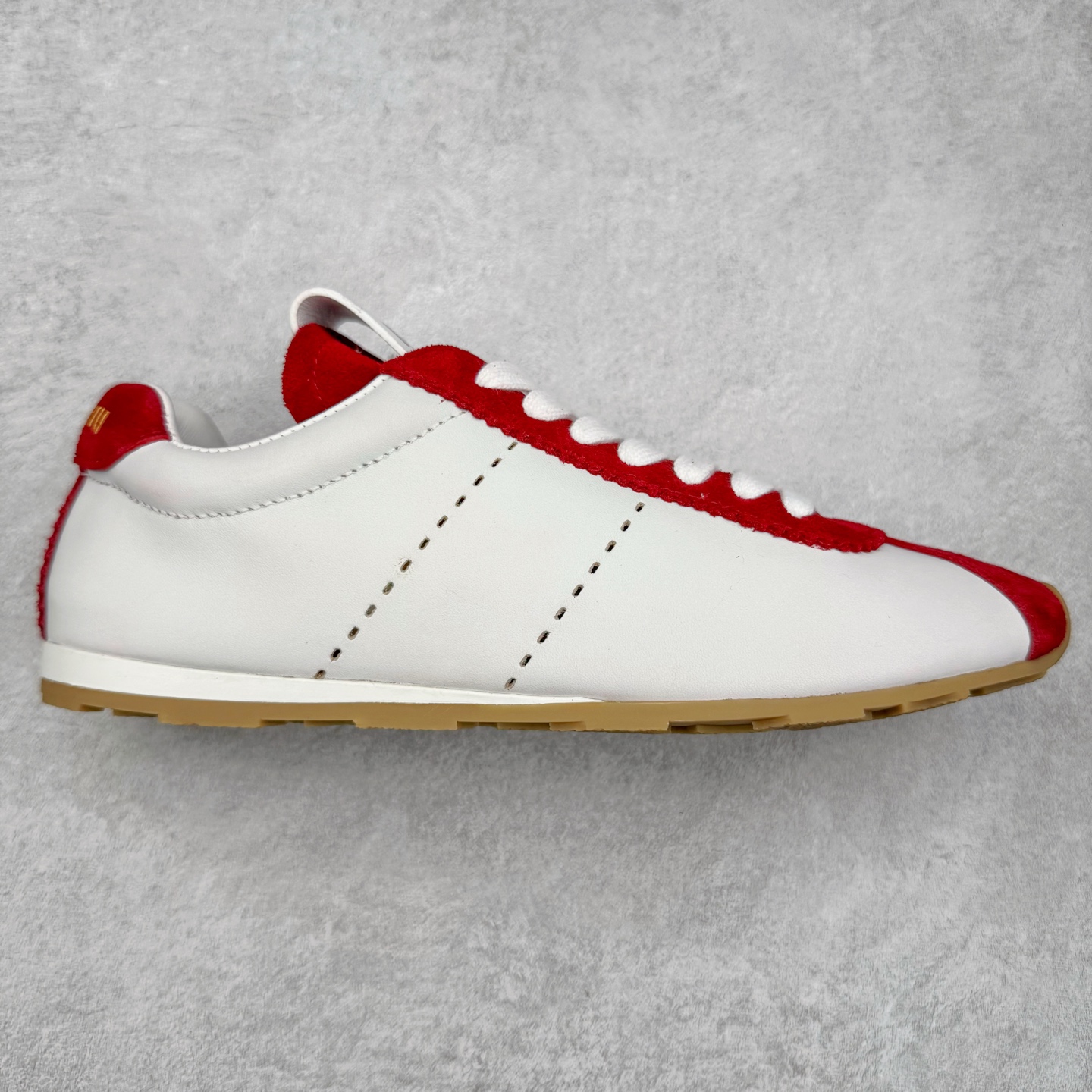 Miumiu 25ss Tyre系列春夏新款 饼干鞋 阿甘鞋休闲运动鞋Miumiu最新爆款 前卫大胆的设计，风格融于此款厚底帆布运动鞋的简约线条，别致徽标饰于鞋舌与背面，点缀复古设计，平添标志性元素！厚底设计定义前卫的现代风格，这款Tyre集优雅气质与运动功能于一身，动感橡胶鞋底柔韧耐磨，令人联想起轮胎花纹，橡胶鞋底除了增加了这双鞋的复古属性外也增加了防滑功能鞋面由科技织物和麂皮制成，融合运动与时尚、功能与优雅，表达了Miu Miu的核心精神 尺码：35-40-选品中心