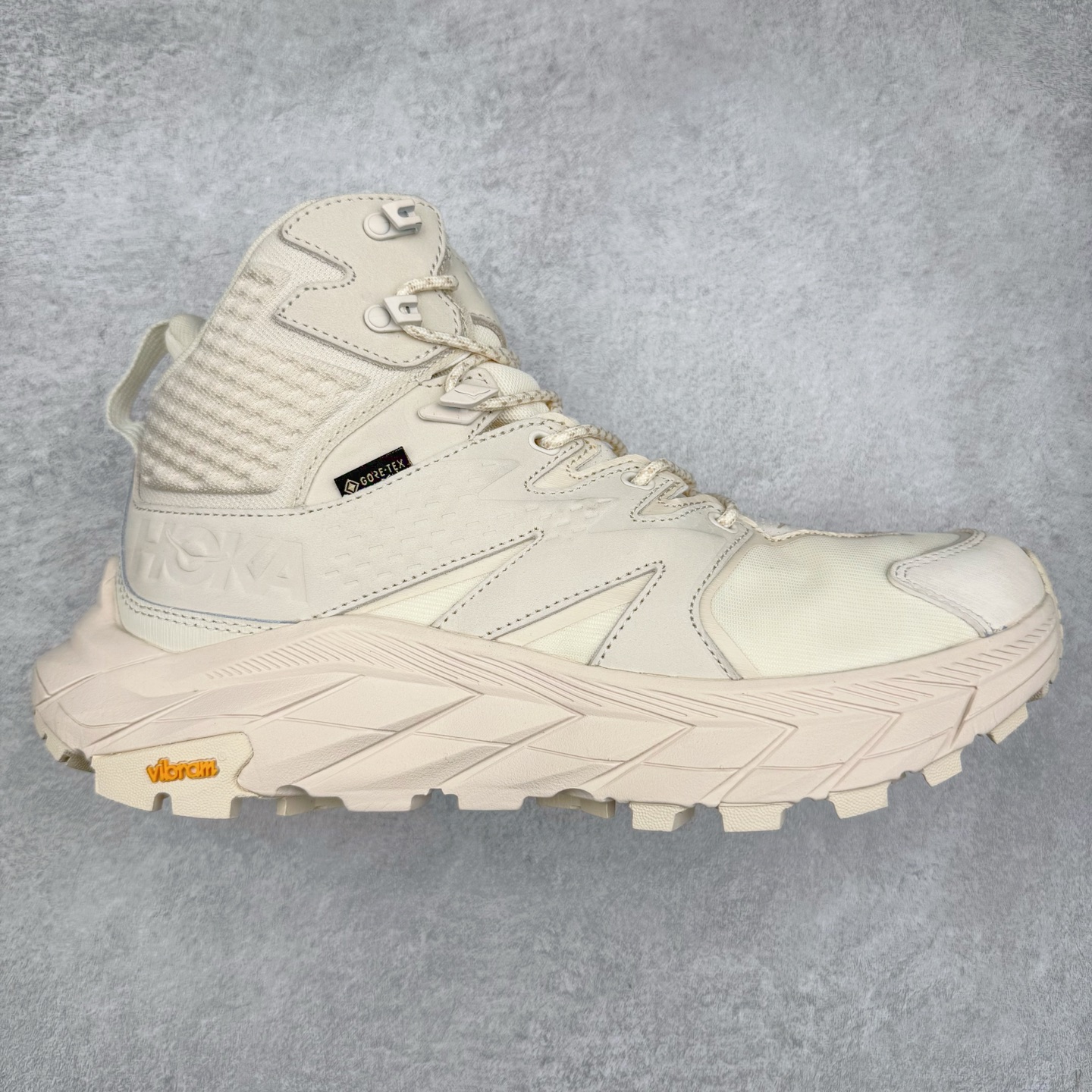 ＃纯原 Hoka M ANACAPA Mid GTX 中帮厚底锯齿坦克户外运动鞋 Vibram辽宁代工原装外底提供强大的防滑性能 5MM多向凸耳提供多种地形下的强劲抓地力 鞋面加入防水功能 汗气却可经由GORE-TEX薄膜上的微孔排出 皮革鞋面搭配耐磨 橡胶鞋头使鞋面具有良好的透气性 支撑性及保护性 上层缓冲EVA可为足底带来柔软舒适的缓冲感 底层橡胶化泡棉提供持久的缓震和支撑 尺码：36 36.5 37 38 38.5 39 40 40.5 41 42 42.5 43 44 44.5 45 46-选品中心