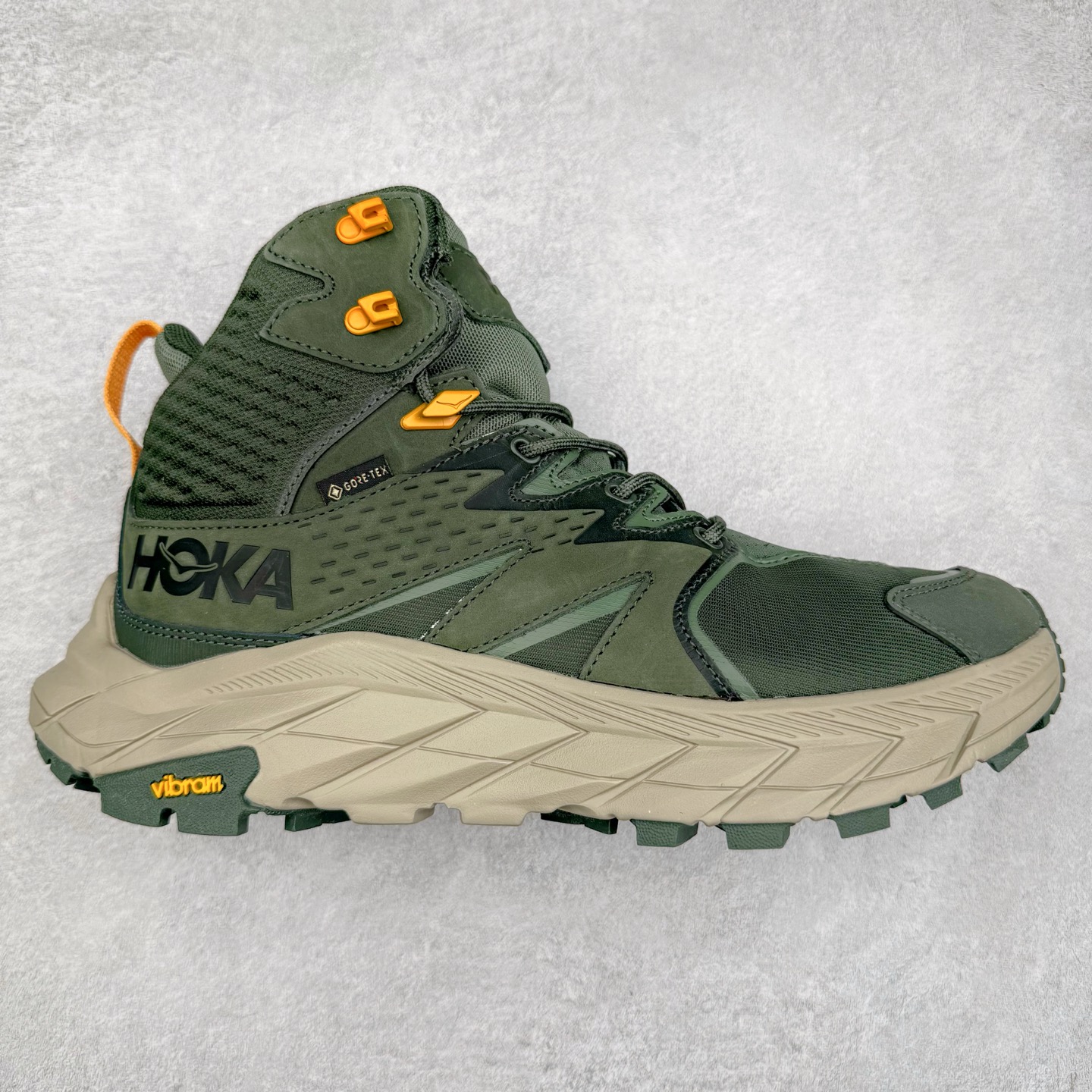 ＃纯原 Hoka M ANACAPA Mid GTX 中帮厚底锯齿坦克户外运动鞋 Vibram辽宁代工原装外底提供强大的防滑性能 5MM多向凸耳提供多种地形下的强劲抓地力 鞋面加入防水功能 汗气却可经由GORE-TEX薄膜上的微孔排出 皮革鞋面搭配耐磨 橡胶鞋头使鞋面具有良好的透气性 支撑性及保护性 上层缓冲EVA可为足底带来柔软舒适的缓冲感 底层橡胶化泡棉提供持久的缓震和支撑 尺码：36 36.5 37 38 38.5 39 40 40.5 41 42 42.5 43 44 44.5 45 46-选品中心