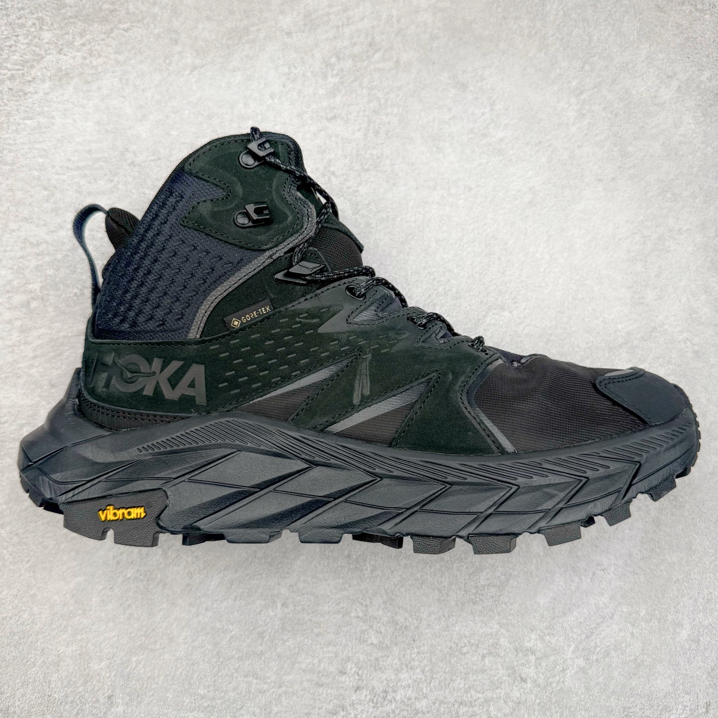 ＃纯原 Hoka M ANACAPA Mid GTX 中帮厚底锯齿坦克户外运动鞋 Vibram辽宁代工原装外底提供强大的防滑性能 5MM多向凸耳提供多种地形下的强劲抓地力 鞋面加入防水功能 汗气却可经由GORE-TEX薄膜上的微孔排出 皮革鞋面搭配耐磨 橡胶鞋头使鞋面具有良好的透气性 支撑性及保护性 上层缓冲EVA可为足底带来柔软舒适的缓冲感 底层橡胶化泡棉提供持久的缓震和支撑 尺码：36 36.5 37 38 38.5 39 40 40.5 41 42 42.5 43 44 44.5 45 46-选品中心