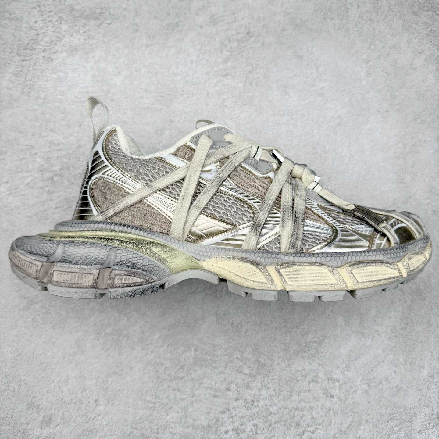 ＃VG零售版 BALENCIAGA 3XL Sneakers 巴黎世家十代网布系带低帮走秀复古老爹鞋 全套原纸板楦头开发 最原汁原味的灵魂版型 全鞋荧光划线卡点 胶水把控整洁度追求极致完美 每一双都是工艺品 多重QC质检 超越公司货的品控标准 实实在在的免检产品 原盒原配 正确字体电绣 粗细、位置、大小正确 侧边TPU 透气孔匹配意产原版 正确分离大底 TPU软底 原版一致大底LOGO 立体感十足 原厂皮料水洗做旧 采购原厂网纱 不含皮革 网布材料和聚氨酯 磨损效果 鞋头边缘和后帮 Balenciaga 徽标 鞋面和后跟凸印尺码 鞋舌 3XL 橡胶品牌标识和反光细节 鞋帮拉袢和鞋舌拉祥 配反光细节 备用鞋带在鞋履前侧 可在穿着前取下 便于不同造型搭配 正常尺码 尺码：35 36 37 38 39 40 41 42 43 44 45 46-选品中心