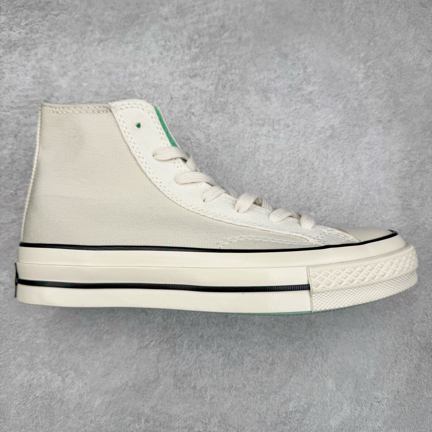 Converse Chuck 1970S 灰白绿 夏季新品 拼接白绿撞色帆布鞋 匡威70s新配色来喽,这个颜色也太高级了吧,浅灰色和白色的拼接色内里透出淡淡的果绿色,上脚简直不要太哇塞啦! 质感拉满 环保系列 超级百搭! 货号:A00742C 尺码:35 36 36.5 37 37.5 38 39 39.5 40 41 41.5 42 42.5 43 44-选品中心
