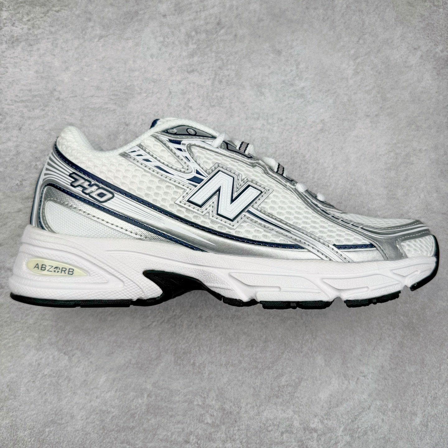 图片[3]-New Balance MR740 NB新百伦系列复古老爹风休闲运动慢跑鞋 采用轻质牛剖革拼接透气网眼衬垫织物鞋面材质 T-Beam大底提供足步弓支撑 保持步态稳定#后跟搭载外露缓震胶 鞋身整体以各种深浅不一的灰色覆盖 鞋头以淡蓝色调装饰，网眼衬垫通过不规律的色块实现做旧的美感 泛黄的鞋底更是进一步增添了复古气息 尺码：36 37 37.5 38 38.5 39.5 40 40.5 41.5 42 42.5 43 44 44.5 45-选品中心