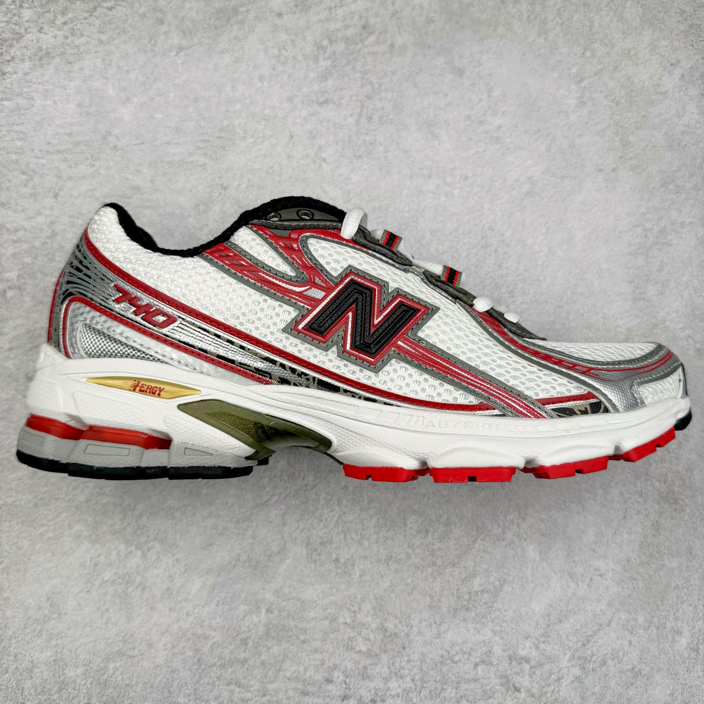 New Balance MR740 NB新百伦系列复古老爹风休闲运动慢跑鞋 采用轻质牛剖革拼接透气网眼衬垫织物鞋面材质 T-Beam大底提供足步弓支撑 保持步态稳定#后跟搭载外露缓震胶 鞋身整体以各种深浅不一的灰色覆盖 鞋头以淡蓝色调装饰，网眼衬垫通过不规律的色块实现做旧的美感 泛黄的鞋底更是进一步增添了复古气息 尺码：36 37 37.5 38 38.5 39.5 40 40.5 41.5 42 42.5 43 44 44.5 45-选品中心