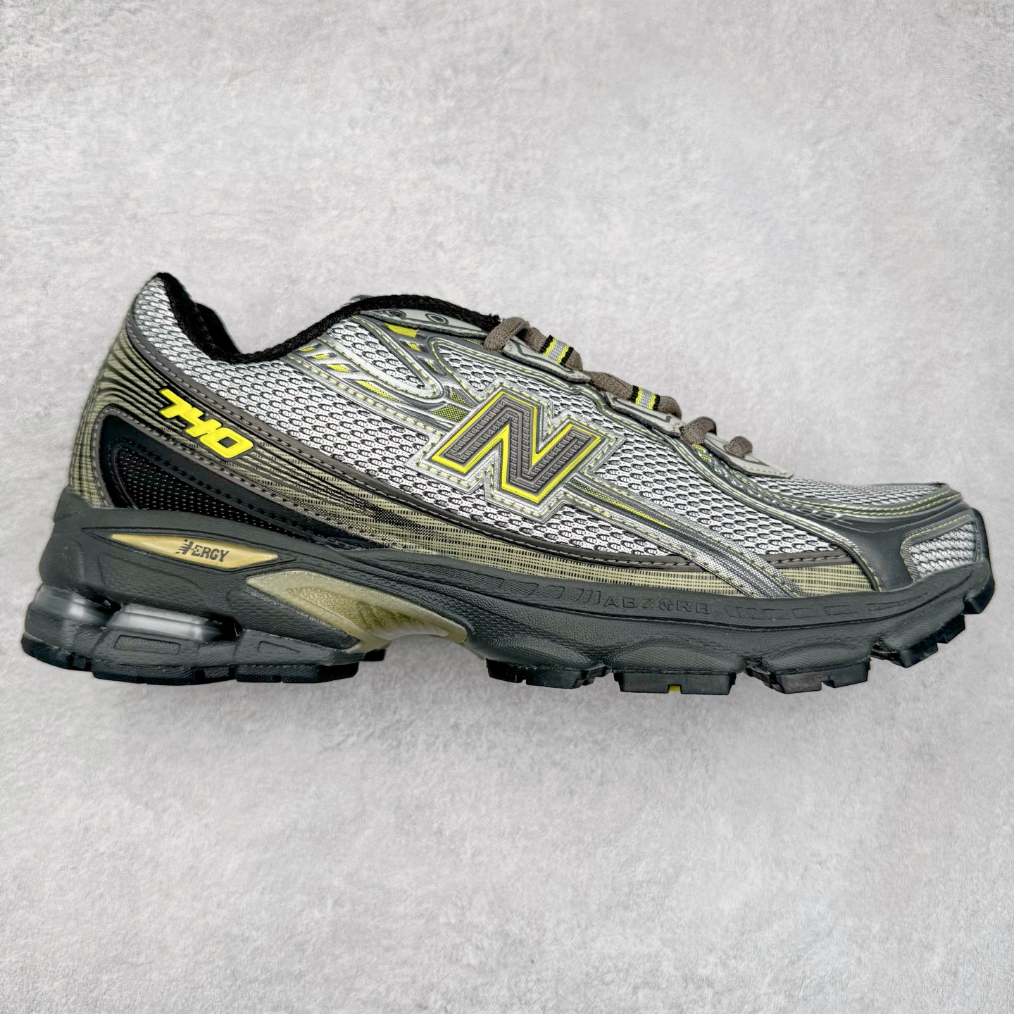 New Balance MR740 NB新百伦系列复古老爹风休闲运动慢跑鞋 采用轻质牛剖革拼接透气网眼衬垫织物鞋面材质 T-Beam大底提供足步弓支撑 保持步态稳定#后跟搭载外露缓震胶 鞋身整体以各种深浅不一的灰色覆盖 鞋头以淡蓝色调装饰，网眼衬垫通过不规律的色块实现做旧的美感 泛黄的鞋底更是进一步增添了复古气息 尺码：36 37 37.5 38 38.5 39.5 40 40.5 41.5 42 42.5 43 44 44.5 45-选品中心