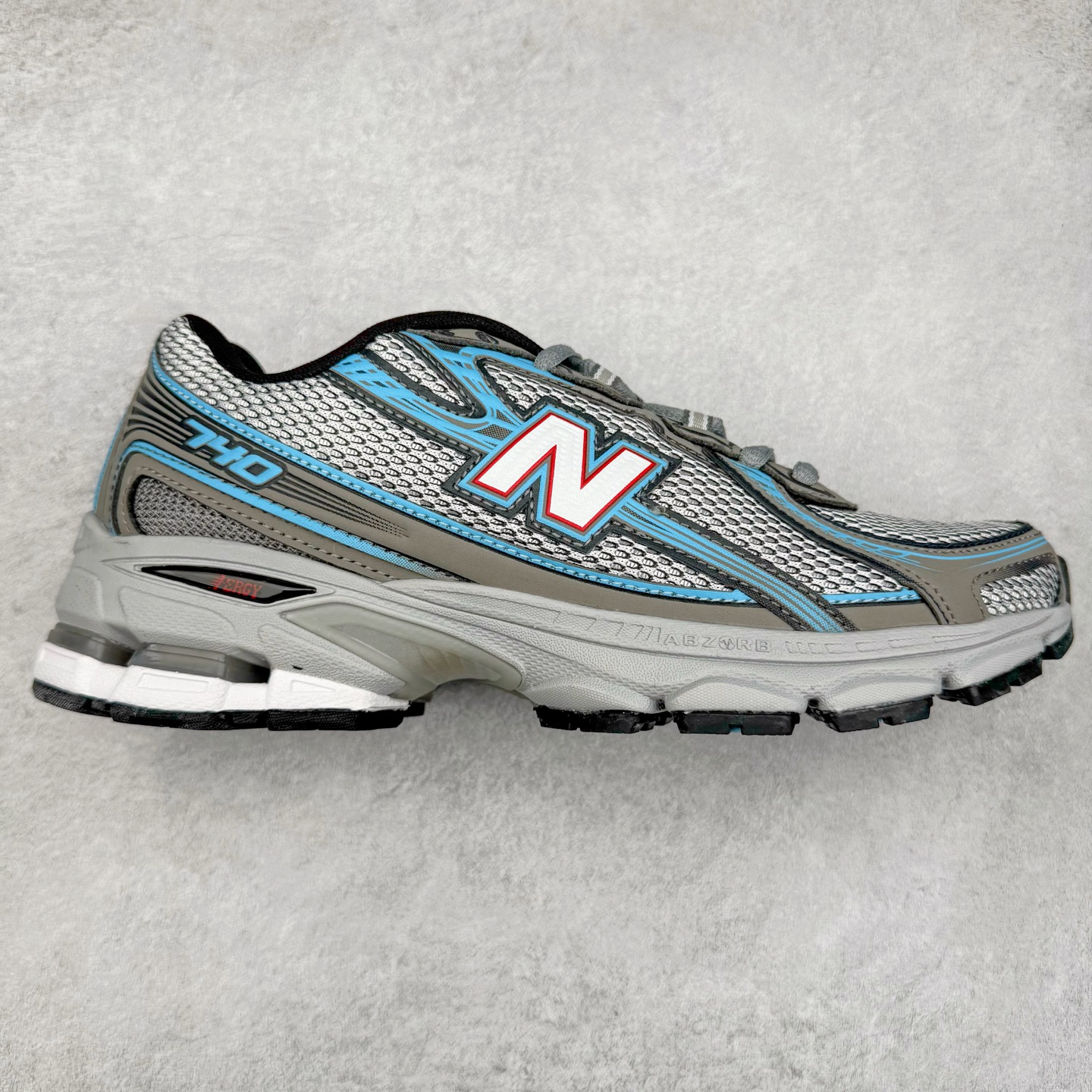 图片[9]-New Balance MR740 NB新百伦系列复古老爹风休闲运动慢跑鞋 采用轻质牛剖革拼接透气网眼衬垫织物鞋面材质 T-Beam大底提供足步弓支撑 保持步态稳定#后跟搭载外露缓震胶 鞋身整体以各种深浅不一的灰色覆盖 鞋头以淡蓝色调装饰，网眼衬垫通过不规律的色块实现做旧的美感 泛黄的鞋底更是进一步增添了复古气息 尺码：36 37 37.5 38 38.5 39.5 40 40.5 41.5 42 42.5 43 44 44.5 45-选品中心