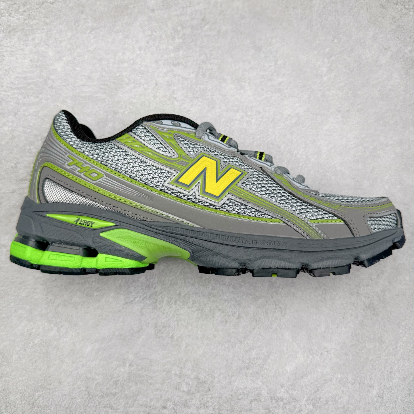 图片[6]-New Balance MR740 NB新百伦系列复古老爹风休闲运动慢跑鞋 采用轻质牛剖革拼接透气网眼衬垫织物鞋面材质 T-Beam大底提供足步弓支撑 保持步态稳定#后跟搭载外露缓震胶 鞋身整体以各种深浅不一的灰色覆盖 鞋头以淡蓝色调装饰，网眼衬垫通过不规律的色块实现做旧的美感 泛黄的鞋底更是进一步增添了复古气息 尺码：36 37 37.5 38 38.5 39.5 40 40.5 41.5 42 42.5 43 44 44.5 45-选品中心