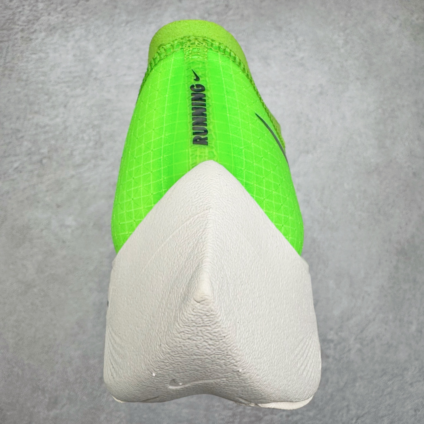 图片[8]-＃纯原福利 NK ZoomX Vaporfly Next% 马拉松一代跑鞋 鞋面使用了全新 Vaporweave 科技 这种类似蝉翼的材质相比 Flyknit 更加轻薄透气 非对称的鞋带系统和泡棉护垫的加入令舒适度更高 鞋头辅以超大的 Swoosh 点缀 再配上流线型外观设计 时尚感十足 尺码：36 36.5 37.5 38 38.5 39 40 40.5 41 42 42.5 43 44 44.5 45-选品中心