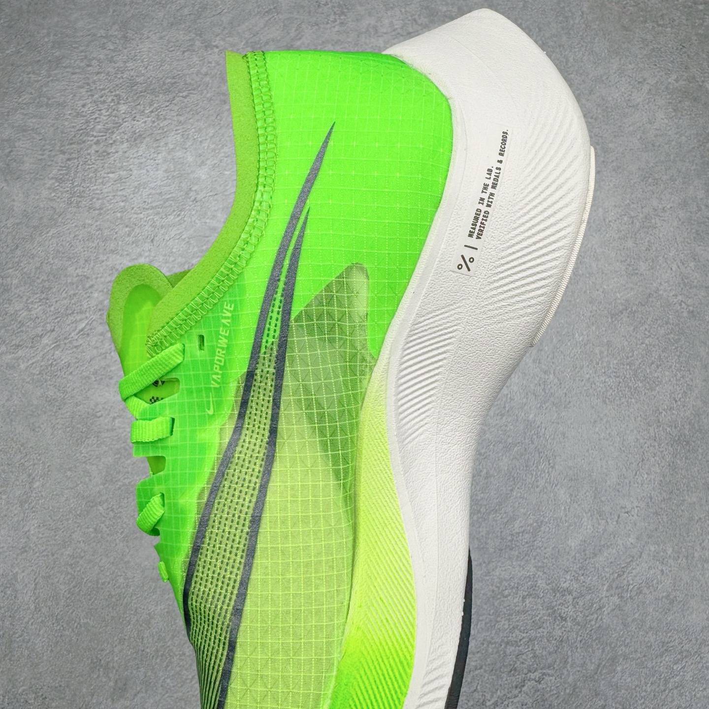 图片[7]-＃纯原福利 NK ZoomX Vaporfly Next% 马拉松一代跑鞋 鞋面使用了全新 Vaporweave 科技 这种类似蝉翼的材质相比 Flyknit 更加轻薄透气 非对称的鞋带系统和泡棉护垫的加入令舒适度更高 鞋头辅以超大的 Swoosh 点缀 再配上流线型外观设计 时尚感十足 尺码：36 36.5 37.5 38 38.5 39 40 40.5 41 42 42.5 43 44 44.5 45-选品中心