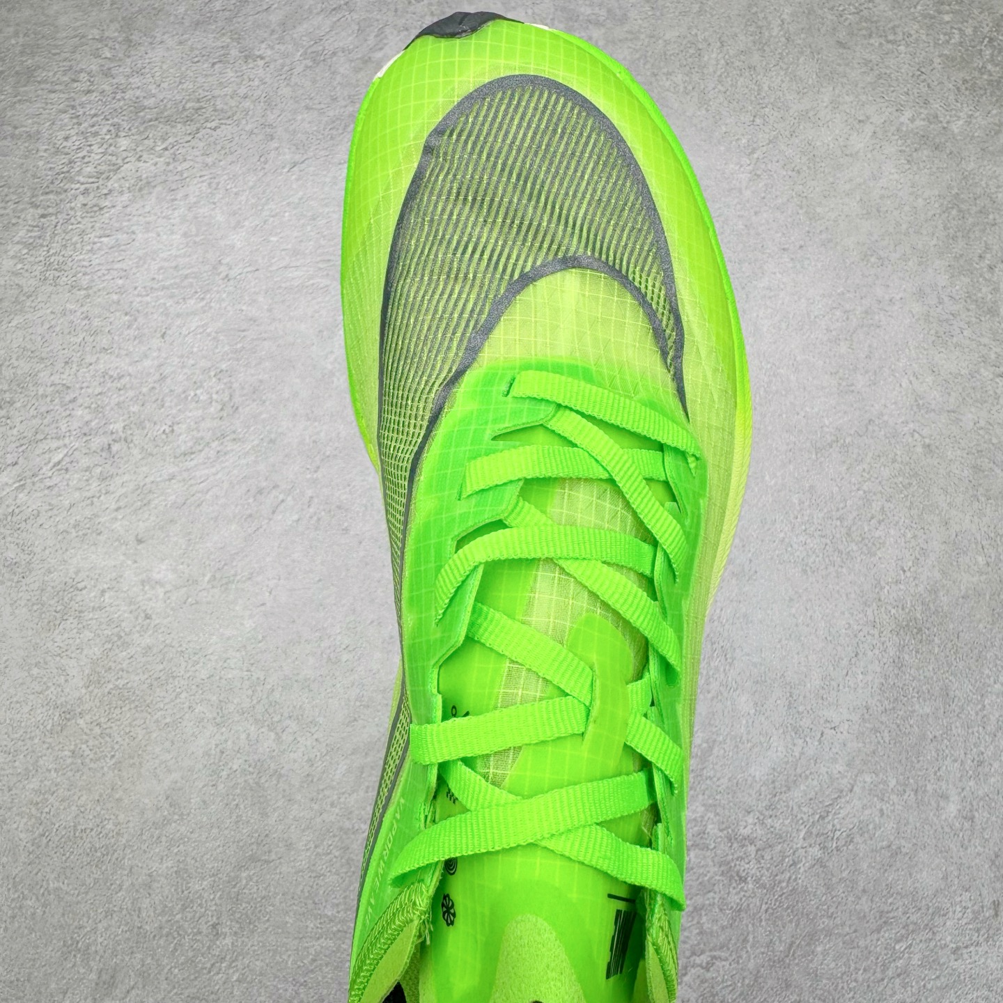 图片[4]-＃纯原福利 NK ZoomX Vaporfly Next% 马拉松一代跑鞋 鞋面使用了全新 Vaporweave 科技 这种类似蝉翼的材质相比 Flyknit 更加轻薄透气 非对称的鞋带系统和泡棉护垫的加入令舒适度更高 鞋头辅以超大的 Swoosh 点缀 再配上流线型外观设计 时尚感十足 尺码：36 36.5 37.5 38 38.5 39 40 40.5 41 42 42.5 43 44 44.5 45-选品中心