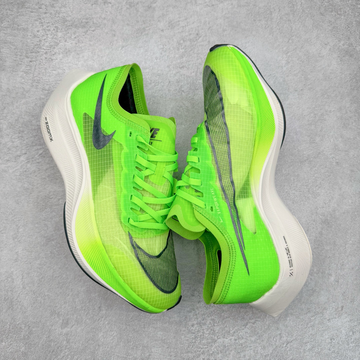 图片[3]-＃纯原福利 NK ZoomX Vaporfly Next% 马拉松一代跑鞋 鞋面使用了全新 Vaporweave 科技 这种类似蝉翼的材质相比 Flyknit 更加轻薄透气 非对称的鞋带系统和泡棉护垫的加入令舒适度更高 鞋头辅以超大的 Swoosh 点缀 再配上流线型外观设计 时尚感十足 尺码：36 36.5 37.5 38 38.5 39 40 40.5 41 42 42.5 43 44 44.5 45-选品中心