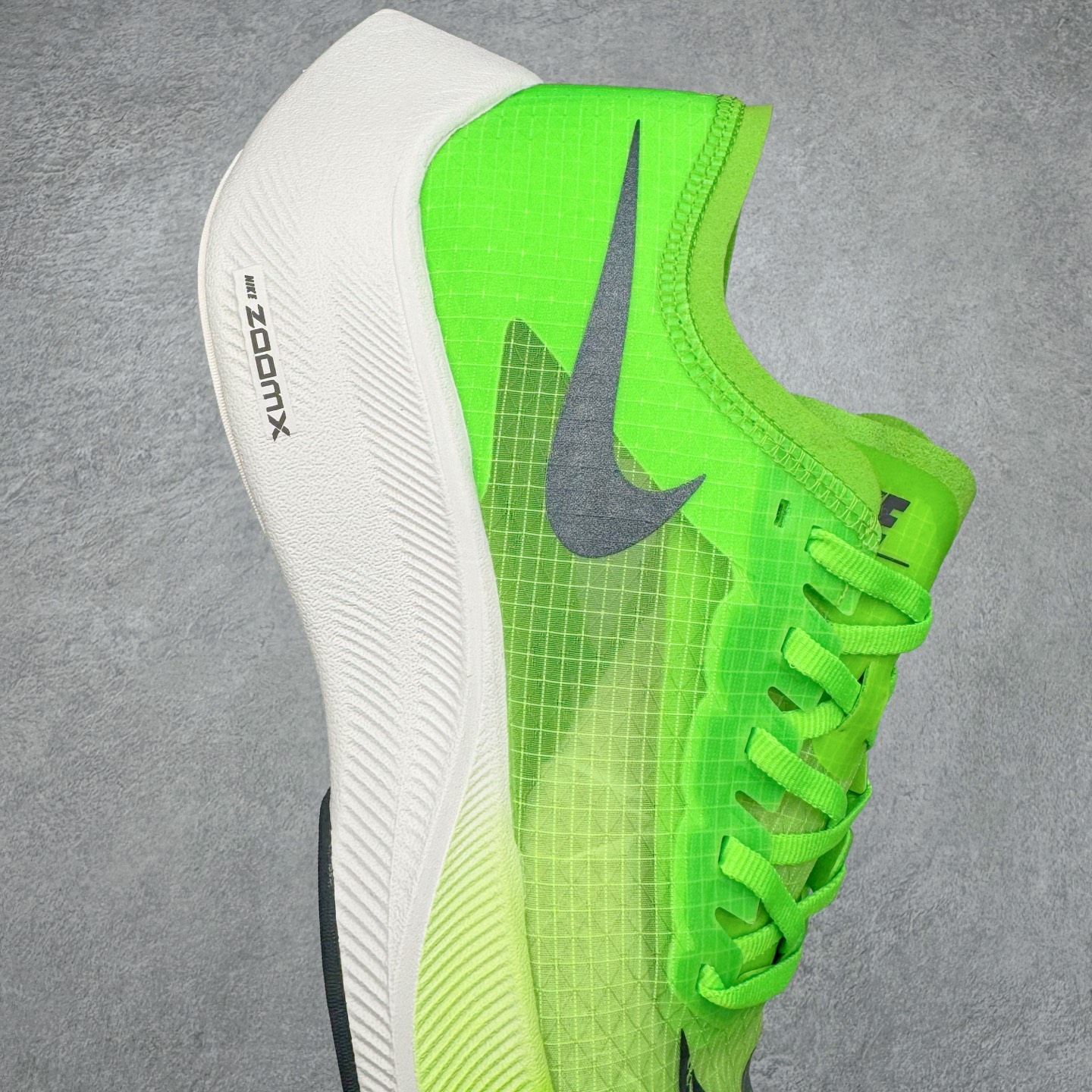 图片[6]-＃纯原福利 NK ZoomX Vaporfly Next% 马拉松一代跑鞋 鞋面使用了全新 Vaporweave 科技 这种类似蝉翼的材质相比 Flyknit 更加轻薄透气 非对称的鞋带系统和泡棉护垫的加入令舒适度更高 鞋头辅以超大的 Swoosh 点缀 再配上流线型外观设计 时尚感十足 尺码：36 36.5 37.5 38 38.5 39 40 40.5 41 42 42.5 43 44 44.5 45-选品中心