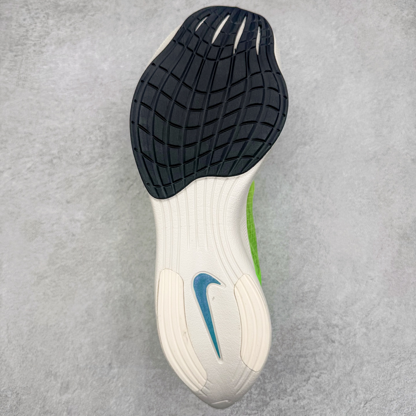 图片[9]-＃纯原福利 NK ZoomX Vaporfly Next% 马拉松一代跑鞋 鞋面使用了全新 Vaporweave 科技 这种类似蝉翼的材质相比 Flyknit 更加轻薄透气 非对称的鞋带系统和泡棉护垫的加入令舒适度更高 鞋头辅以超大的 Swoosh 点缀 再配上流线型外观设计 时尚感十足 尺码：36 36.5 37.5 38 38.5 39 40 40.5 41 42 42.5 43 44 44.5 45-选品中心