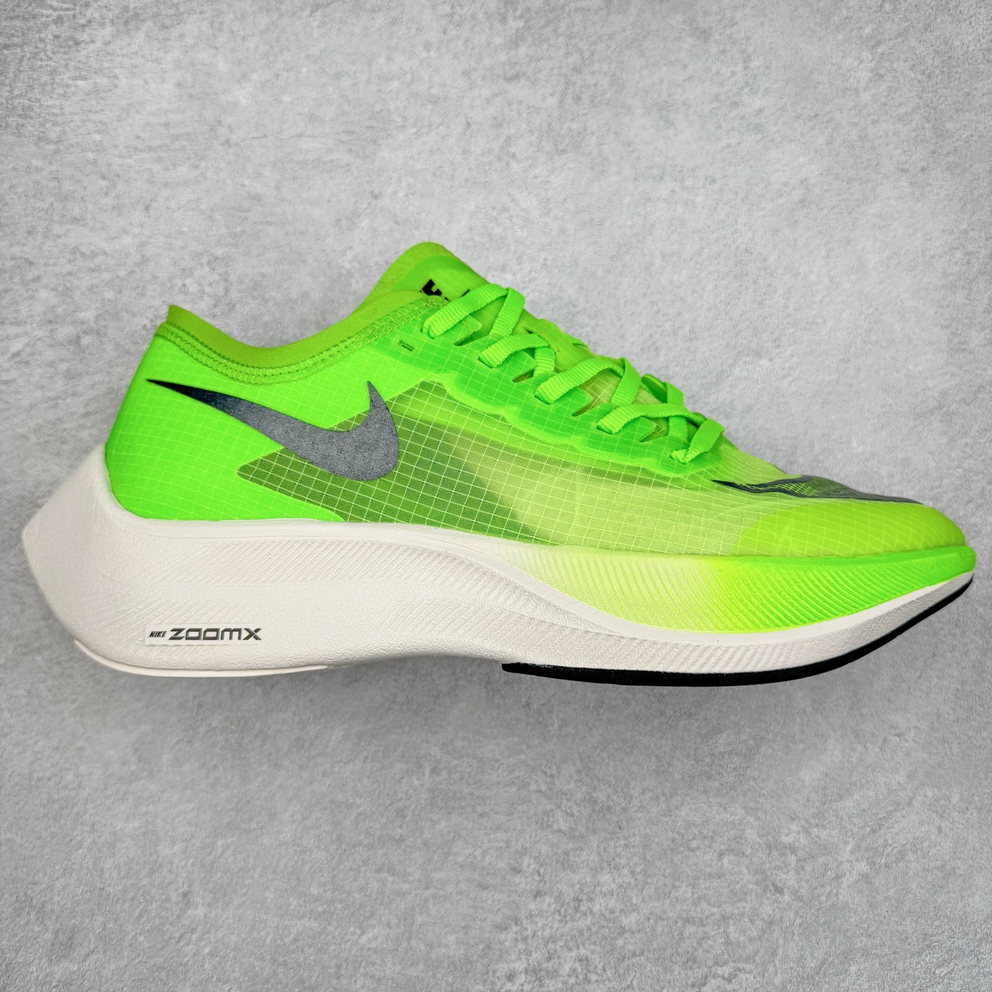 ＃纯原福利 NK ZoomX Vaporfly Next% 马拉松一代跑鞋 鞋面使用了全新 Vaporweave 科技 这种类似蝉翼的材质相比 Flyknit 更加轻薄透气 非对称的鞋带系统和泡棉护垫的加入令舒适度更高 鞋头辅以超大的 Swoosh 点缀 再配上流线型外观设计 时尚感十足 尺码：36 36.5 37.5 38 38.5 39 40 40.5 41 42 42.5 43 44 44.5 45-选品中心