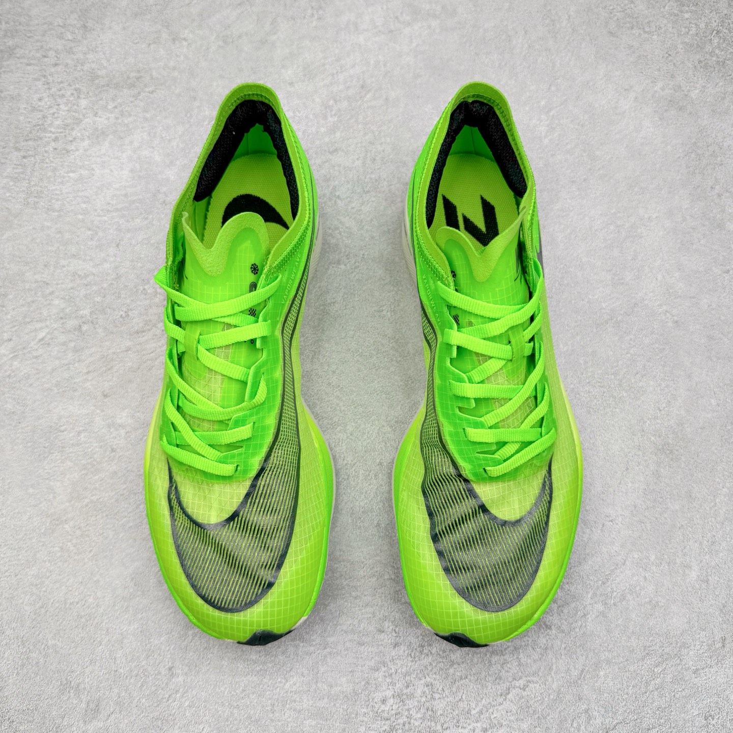 图片[2]-＃纯原福利 NK ZoomX Vaporfly Next% 马拉松一代跑鞋 鞋面使用了全新 Vaporweave 科技 这种类似蝉翼的材质相比 Flyknit 更加轻薄透气 非对称的鞋带系统和泡棉护垫的加入令舒适度更高 鞋头辅以超大的 Swoosh 点缀 再配上流线型外观设计 时尚感十足 尺码：36 36.5 37.5 38 38.5 39 40 40.5 41 42 42.5 43 44 44.5 45-选品中心