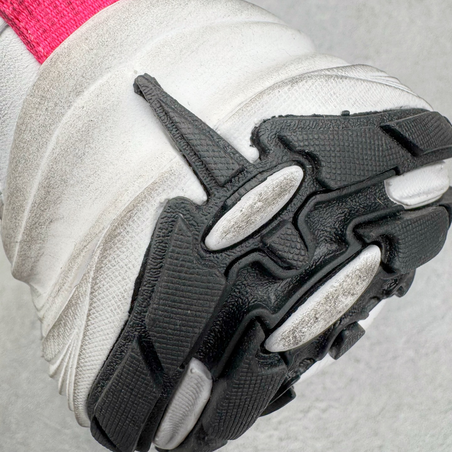 图片[12]-＃XA BALENCIAGA 10XL Sneakers 巴黎世家十二代网布系带低帮走秀复古老爹鞋 全套原纸板楦头开发 最原汁原味的灵魂版型 全鞋荧光划线卡点 胶水把控整洁度追求极致完美 每一双都是工艺品 多重QC质检 超越公司货的品控标准 实实在在的免检产品 原盒原配 正确字体电绣 粗细、位置、大小正确 侧边TPU 透气孔匹配意产原版 正确分离大底 TPU软底 原版一致大底LOGO 立体感十足 原厂皮料水洗做旧 采购原厂网纱 不含皮革 网布材料和聚氨酯 磨损效果 展现品牌对于新潮事物的热情 这款鞋子拥有巨大尺寸和醒目设计 符合当下”老爹鞋”的趋势 鞋子采用银灰配色 营造出低调而不失华丽的效果 10XL的尺码使它成为市场中最显眼的存在 适合追求个性化的人群 Balenciaga始终站在时尚前沿 此次发布的产品再次体现了他们的创新能力 尺码：35 36 37 38 39 40 41 42 43 44 45 46-选品中心