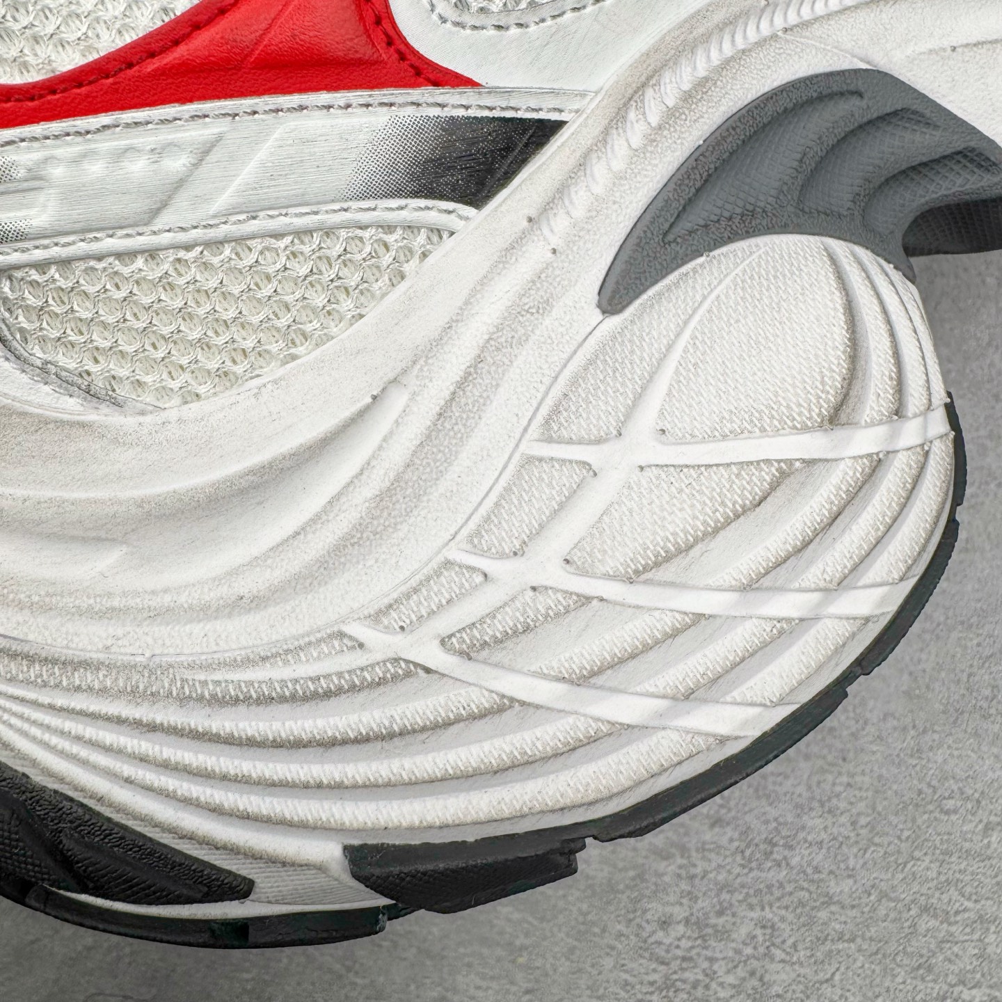 图片[17]-＃XA BALENCIAGA 10XL Sneakers 巴黎世家十二代网布系带低帮走秀复古老爹鞋 全套原纸板楦头开发 最原汁原味的灵魂版型 全鞋荧光划线卡点 胶水把控整洁度追求极致完美 每一双都是工艺品 多重QC质检 超越公司货的品控标准 实实在在的免检产品 原盒原配 正确字体电绣 粗细、位置、大小正确 侧边TPU 透气孔匹配意产原版 正确分离大底 TPU软底 原版一致大底LOGO 立体感十足 原厂皮料水洗做旧 采购原厂网纱 不含皮革 网布材料和聚氨酯 磨损效果 展现品牌对于新潮事物的热情 这款鞋子拥有巨大尺寸和醒目设计 符合当下”老爹鞋”的趋势 鞋子采用银灰配色 营造出低调而不失华丽的效果 10XL的尺码使它成为市场中最显眼的存在 适合追求个性化的人群 Balenciaga始终站在时尚前沿 此次发布的产品再次体现了他们的创新能力 尺码：35 36 37 38 39 40 41 42 43 44 45 46-选品中心