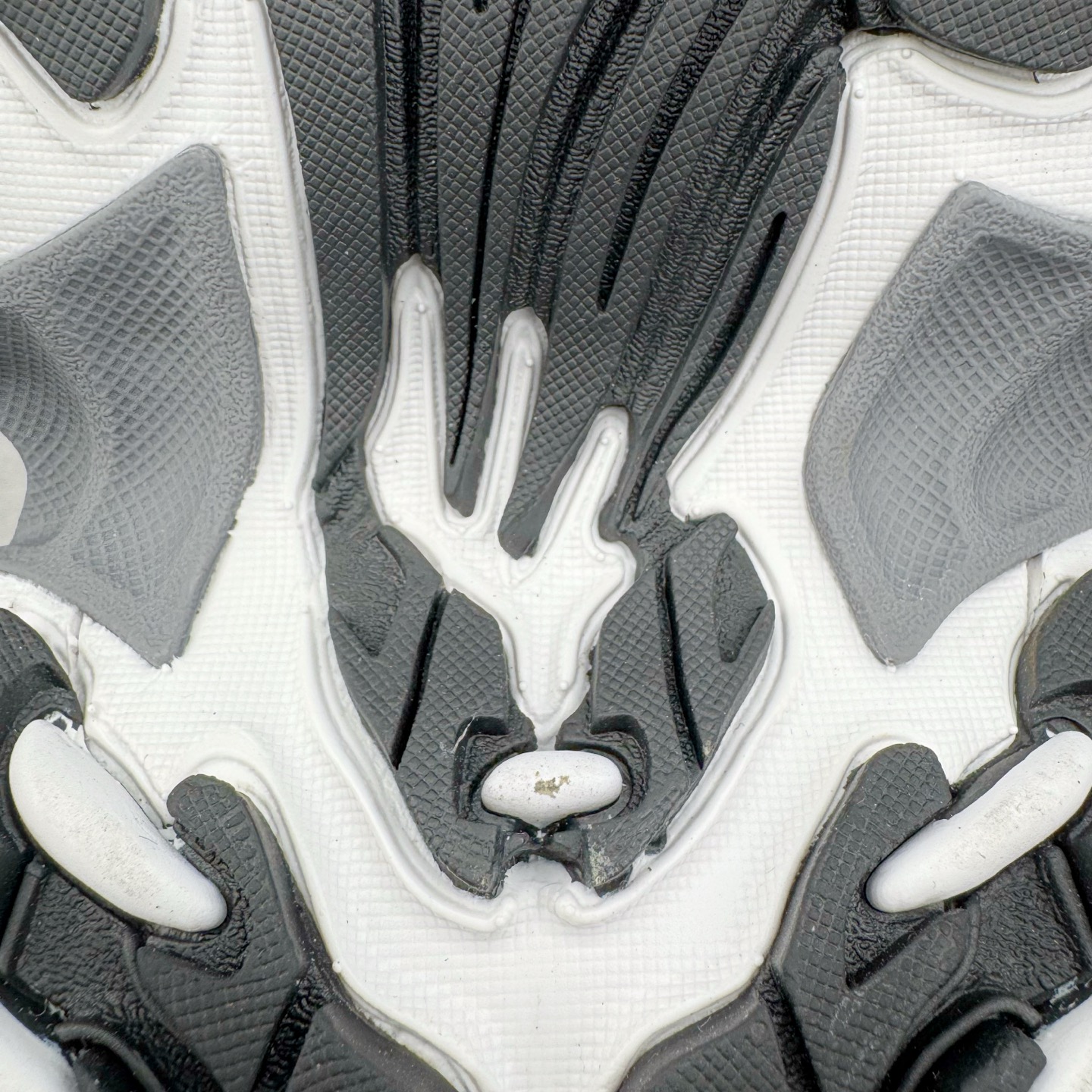 图片[18]-＃XA BALENCIAGA 10XL Sneakers 巴黎世家十二代网布系带低帮走秀复古老爹鞋 全套原纸板楦头开发 最原汁原味的灵魂版型 全鞋荧光划线卡点 胶水把控整洁度追求极致完美 每一双都是工艺品 多重QC质检 超越公司货的品控标准 实实在在的免检产品 原盒原配 正确字体电绣 粗细、位置、大小正确 侧边TPU 透气孔匹配意产原版 正确分离大底 TPU软底 原版一致大底LOGO 立体感十足 原厂皮料水洗做旧 采购原厂网纱 不含皮革 网布材料和聚氨酯 磨损效果 展现品牌对于新潮事物的热情 这款鞋子拥有巨大尺寸和醒目设计 符合当下”老爹鞋”的趋势 鞋子采用银灰配色 营造出低调而不失华丽的效果 10XL的尺码使它成为市场中最显眼的存在 适合追求个性化的人群 Balenciaga始终站在时尚前沿 此次发布的产品再次体现了他们的创新能力 尺码：35 36 37 38 39 40 41 42 43 44 45 46-选品中心