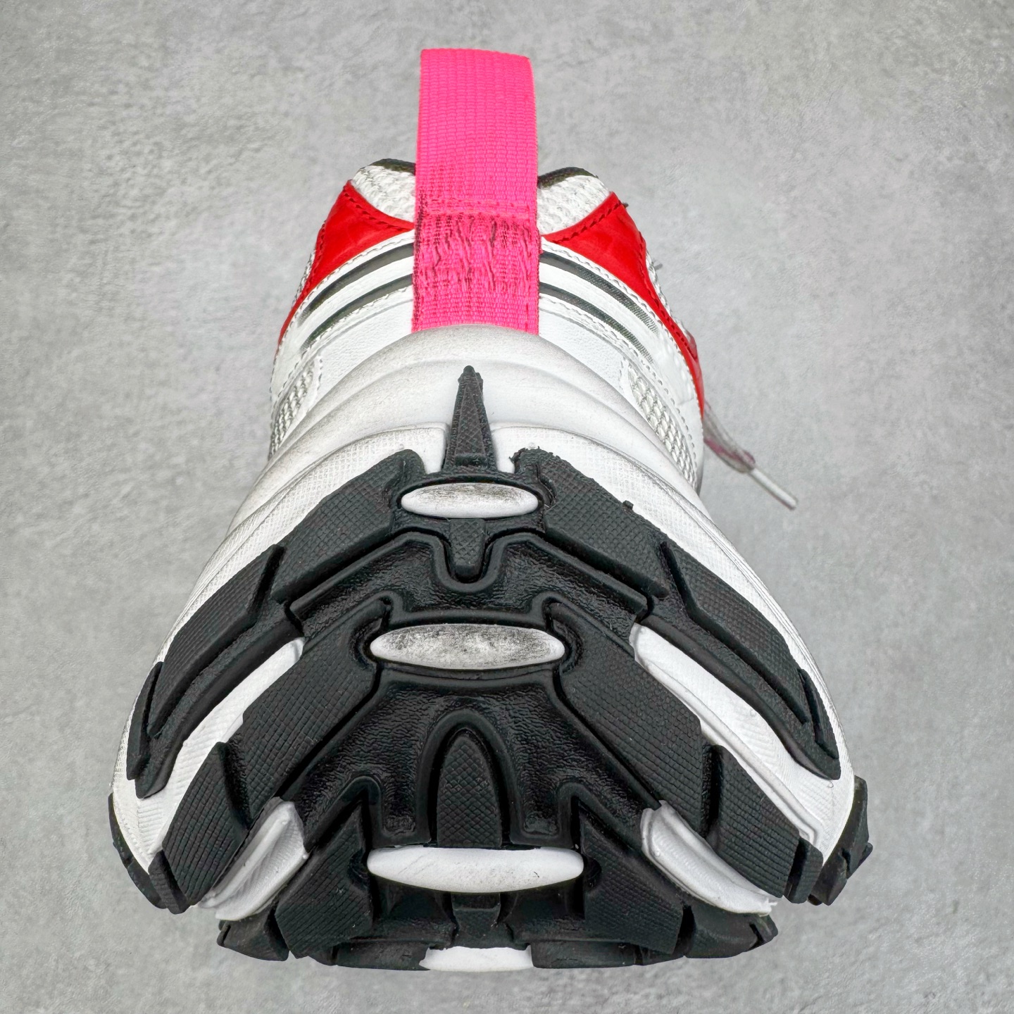 图片[8]-＃XA BALENCIAGA 10XL Sneakers 巴黎世家十二代网布系带低帮走秀复古老爹鞋 全套原纸板楦头开发 最原汁原味的灵魂版型 全鞋荧光划线卡点 胶水把控整洁度追求极致完美 每一双都是工艺品 多重QC质检 超越公司货的品控标准 实实在在的免检产品 原盒原配 正确字体电绣 粗细、位置、大小正确 侧边TPU 透气孔匹配意产原版 正确分离大底 TPU软底 原版一致大底LOGO 立体感十足 原厂皮料水洗做旧 采购原厂网纱 不含皮革 网布材料和聚氨酯 磨损效果 展现品牌对于新潮事物的热情 这款鞋子拥有巨大尺寸和醒目设计 符合当下”老爹鞋”的趋势 鞋子采用银灰配色 营造出低调而不失华丽的效果 10XL的尺码使它成为市场中最显眼的存在 适合追求个性化的人群 Balenciaga始终站在时尚前沿 此次发布的产品再次体现了他们的创新能力 尺码：35 36 37 38 39 40 41 42 43 44 45 46-选品中心