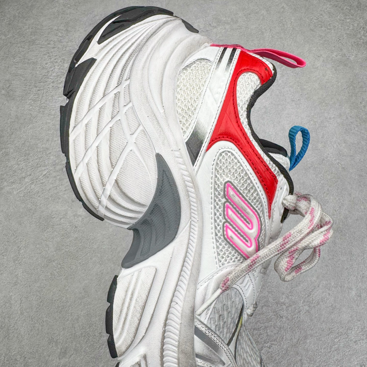 图片[6]-＃XA BALENCIAGA 10XL Sneakers 巴黎世家十二代网布系带低帮走秀复古老爹鞋 全套原纸板楦头开发 最原汁原味的灵魂版型 全鞋荧光划线卡点 胶水把控整洁度追求极致完美 每一双都是工艺品 多重QC质检 超越公司货的品控标准 实实在在的免检产品 原盒原配 正确字体电绣 粗细、位置、大小正确 侧边TPU 透气孔匹配意产原版 正确分离大底 TPU软底 原版一致大底LOGO 立体感十足 原厂皮料水洗做旧 采购原厂网纱 不含皮革 网布材料和聚氨酯 磨损效果 展现品牌对于新潮事物的热情 这款鞋子拥有巨大尺寸和醒目设计 符合当下”老爹鞋”的趋势 鞋子采用银灰配色 营造出低调而不失华丽的效果 10XL的尺码使它成为市场中最显眼的存在 适合追求个性化的人群 Balenciaga始终站在时尚前沿 此次发布的产品再次体现了他们的创新能力 尺码：35 36 37 38 39 40 41 42 43 44 45 46-选品中心