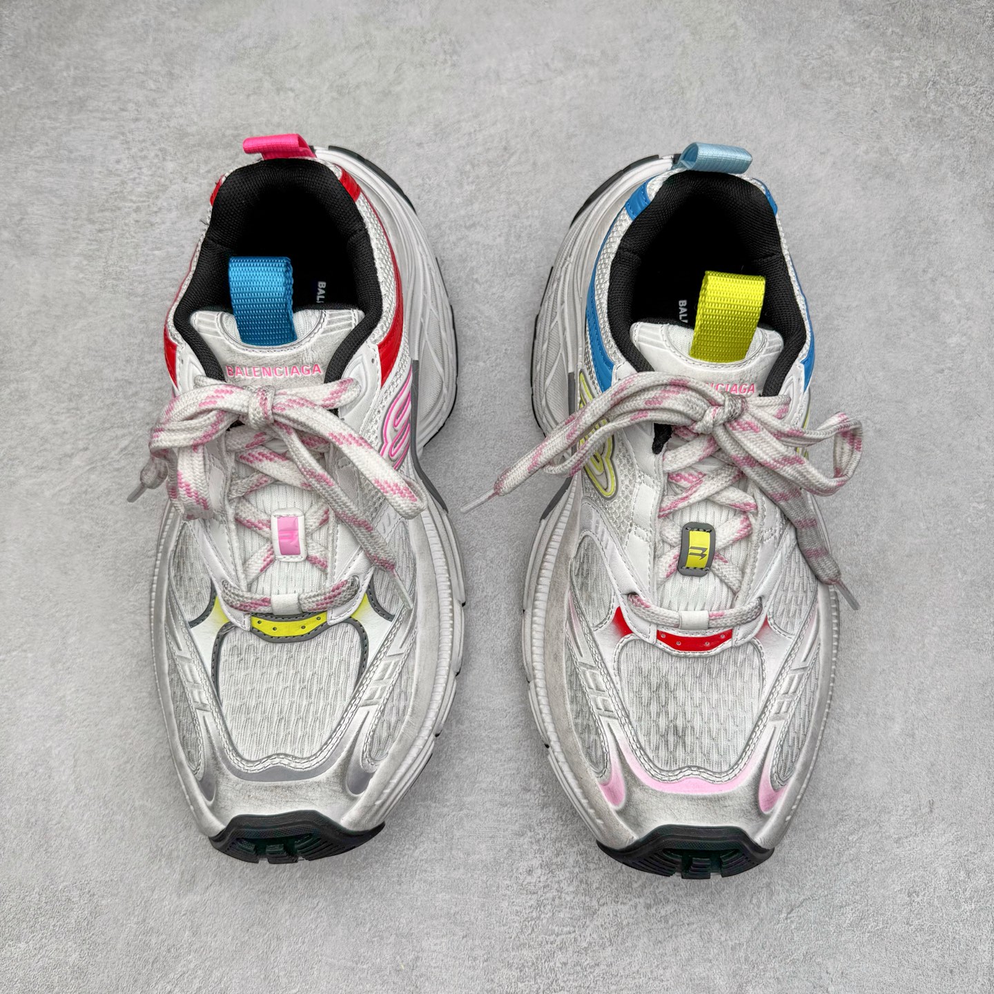 图片[2]-＃XA BALENCIAGA 10XL Sneakers 巴黎世家十二代网布系带低帮走秀复古老爹鞋 全套原纸板楦头开发 最原汁原味的灵魂版型 全鞋荧光划线卡点 胶水把控整洁度追求极致完美 每一双都是工艺品 多重QC质检 超越公司货的品控标准 实实在在的免检产品 原盒原配 正确字体电绣 粗细、位置、大小正确 侧边TPU 透气孔匹配意产原版 正确分离大底 TPU软底 原版一致大底LOGO 立体感十足 原厂皮料水洗做旧 采购原厂网纱 不含皮革 网布材料和聚氨酯 磨损效果 展现品牌对于新潮事物的热情 这款鞋子拥有巨大尺寸和醒目设计 符合当下”老爹鞋”的趋势 鞋子采用银灰配色 营造出低调而不失华丽的效果 10XL的尺码使它成为市场中最显眼的存在 适合追求个性化的人群 Balenciaga始终站在时尚前沿 此次发布的产品再次体现了他们的创新能力 尺码：35 36 37 38 39 40 41 42 43 44 45 46-选品中心