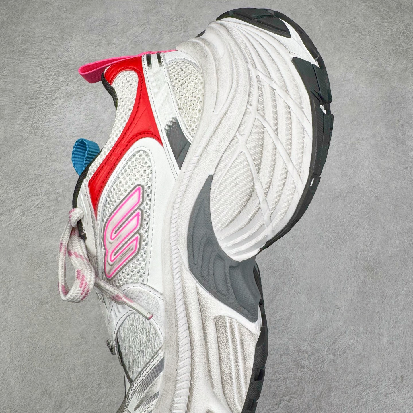 图片[7]-＃XA BALENCIAGA 10XL Sneakers 巴黎世家十二代网布系带低帮走秀复古老爹鞋 全套原纸板楦头开发 最原汁原味的灵魂版型 全鞋荧光划线卡点 胶水把控整洁度追求极致完美 每一双都是工艺品 多重QC质检 超越公司货的品控标准 实实在在的免检产品 原盒原配 正确字体电绣 粗细、位置、大小正确 侧边TPU 透气孔匹配意产原版 正确分离大底 TPU软底 原版一致大底LOGO 立体感十足 原厂皮料水洗做旧 采购原厂网纱 不含皮革 网布材料和聚氨酯 磨损效果 展现品牌对于新潮事物的热情 这款鞋子拥有巨大尺寸和醒目设计 符合当下”老爹鞋”的趋势 鞋子采用银灰配色 营造出低调而不失华丽的效果 10XL的尺码使它成为市场中最显眼的存在 适合追求个性化的人群 Balenciaga始终站在时尚前沿 此次发布的产品再次体现了他们的创新能力 尺码：35 36 37 38 39 40 41 42 43 44 45 46-选品中心