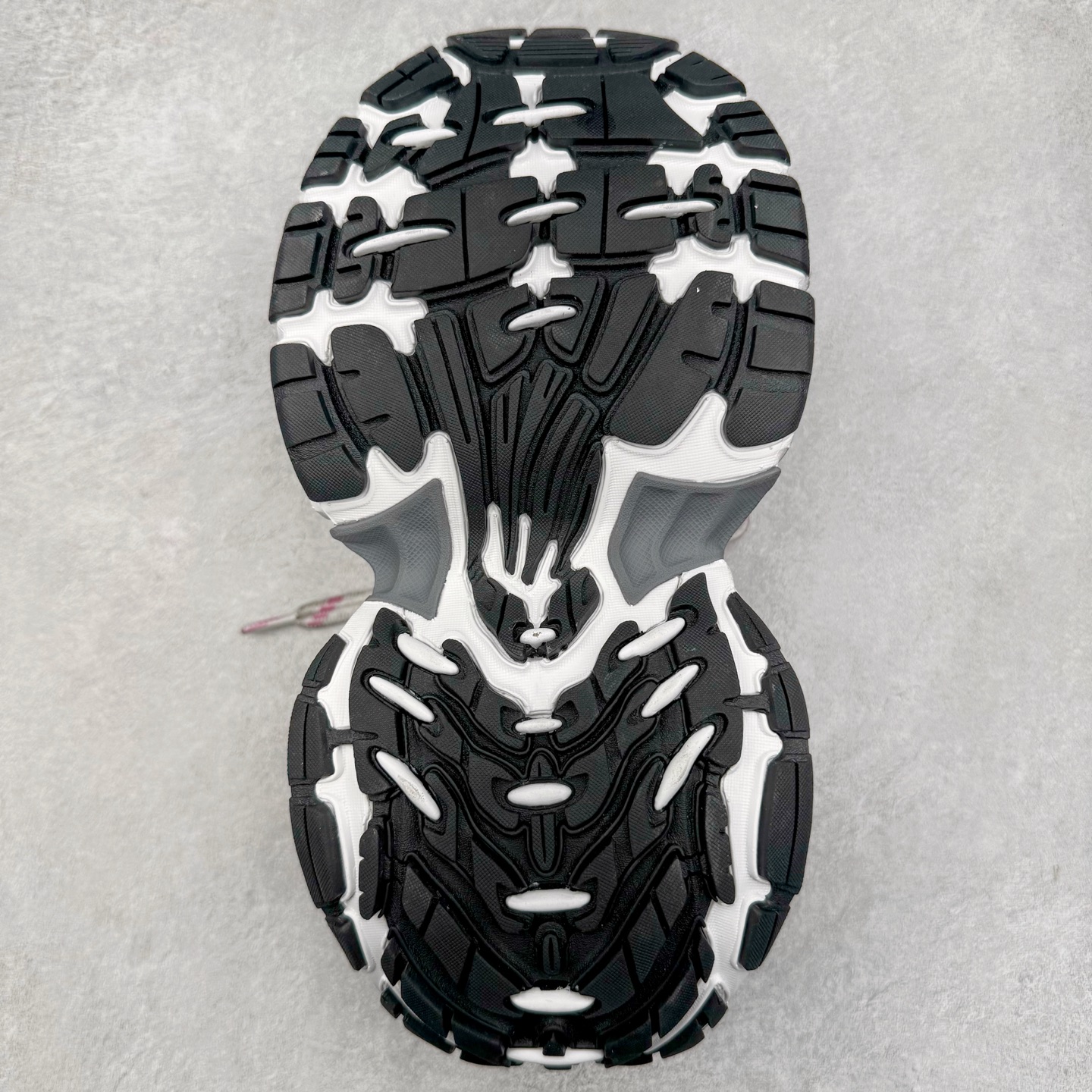 图片[9]-＃XA BALENCIAGA 10XL Sneakers 巴黎世家十二代网布系带低帮走秀复古老爹鞋 全套原纸板楦头开发 最原汁原味的灵魂版型 全鞋荧光划线卡点 胶水把控整洁度追求极致完美 每一双都是工艺品 多重QC质检 超越公司货的品控标准 实实在在的免检产品 原盒原配 正确字体电绣 粗细、位置、大小正确 侧边TPU 透气孔匹配意产原版 正确分离大底 TPU软底 原版一致大底LOGO 立体感十足 原厂皮料水洗做旧 采购原厂网纱 不含皮革 网布材料和聚氨酯 磨损效果 展现品牌对于新潮事物的热情 这款鞋子拥有巨大尺寸和醒目设计 符合当下”老爹鞋”的趋势 鞋子采用银灰配色 营造出低调而不失华丽的效果 10XL的尺码使它成为市场中最显眼的存在 适合追求个性化的人群 Balenciaga始终站在时尚前沿 此次发布的产品再次体现了他们的创新能力 尺码：35 36 37 38 39 40 41 42 43 44 45 46-选品中心