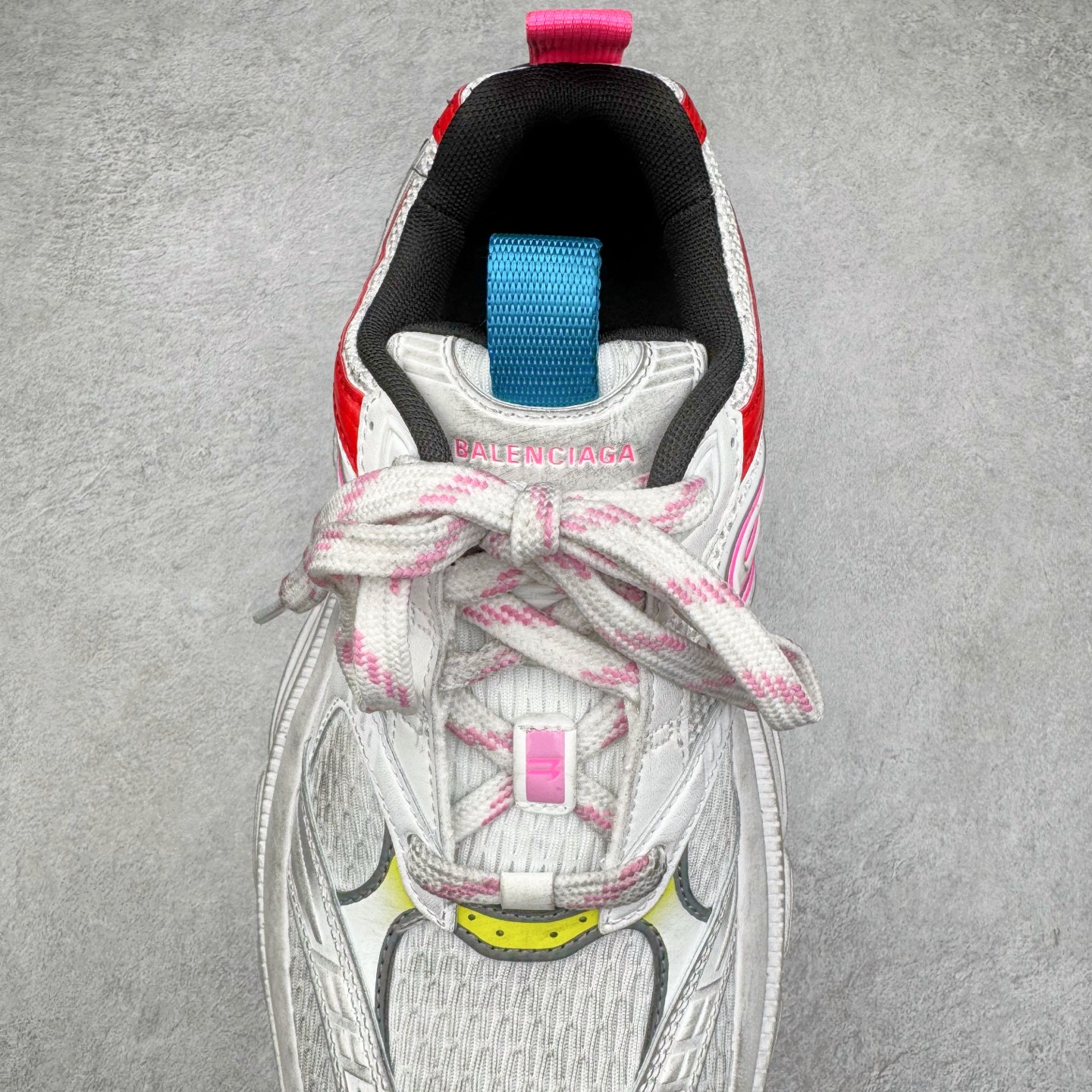 图片[5]-＃XA BALENCIAGA 10XL Sneakers 巴黎世家十二代网布系带低帮走秀复古老爹鞋 全套原纸板楦头开发 最原汁原味的灵魂版型 全鞋荧光划线卡点 胶水把控整洁度追求极致完美 每一双都是工艺品 多重QC质检 超越公司货的品控标准 实实在在的免检产品 原盒原配 正确字体电绣 粗细、位置、大小正确 侧边TPU 透气孔匹配意产原版 正确分离大底 TPU软底 原版一致大底LOGO 立体感十足 原厂皮料水洗做旧 采购原厂网纱 不含皮革 网布材料和聚氨酯 磨损效果 展现品牌对于新潮事物的热情 这款鞋子拥有巨大尺寸和醒目设计 符合当下”老爹鞋”的趋势 鞋子采用银灰配色 营造出低调而不失华丽的效果 10XL的尺码使它成为市场中最显眼的存在 适合追求个性化的人群 Balenciaga始终站在时尚前沿 此次发布的产品再次体现了他们的创新能力 尺码：35 36 37 38 39 40 41 42 43 44 45 46-选品中心