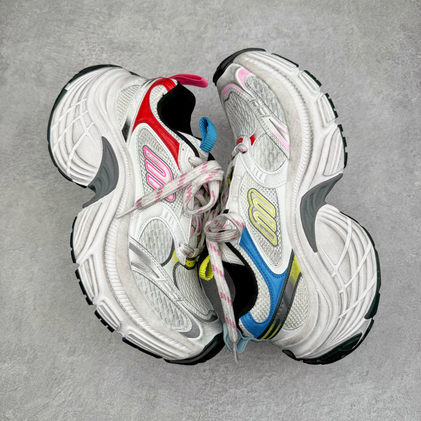 图片[3]-＃XA BALENCIAGA 10XL Sneakers 巴黎世家十二代网布系带低帮走秀复古老爹鞋 全套原纸板楦头开发 最原汁原味的灵魂版型 全鞋荧光划线卡点 胶水把控整洁度追求极致完美 每一双都是工艺品 多重QC质检 超越公司货的品控标准 实实在在的免检产品 原盒原配 正确字体电绣 粗细、位置、大小正确 侧边TPU 透气孔匹配意产原版 正确分离大底 TPU软底 原版一致大底LOGO 立体感十足 原厂皮料水洗做旧 采购原厂网纱 不含皮革 网布材料和聚氨酯 磨损效果 展现品牌对于新潮事物的热情 这款鞋子拥有巨大尺寸和醒目设计 符合当下”老爹鞋”的趋势 鞋子采用银灰配色 营造出低调而不失华丽的效果 10XL的尺码使它成为市场中最显眼的存在 适合追求个性化的人群 Balenciaga始终站在时尚前沿 此次发布的产品再次体现了他们的创新能力 尺码：35 36 37 38 39 40 41 42 43 44 45 46-选品中心