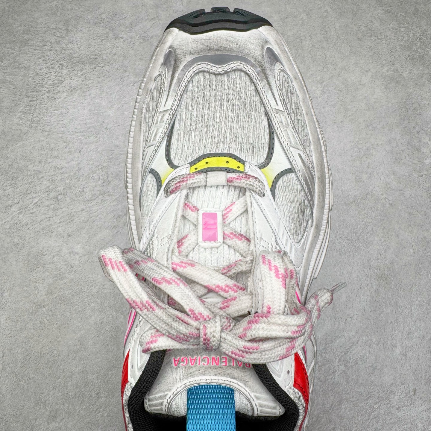 图片[4]-＃XA BALENCIAGA 10XL Sneakers 巴黎世家十二代网布系带低帮走秀复古老爹鞋 全套原纸板楦头开发 最原汁原味的灵魂版型 全鞋荧光划线卡点 胶水把控整洁度追求极致完美 每一双都是工艺品 多重QC质检 超越公司货的品控标准 实实在在的免检产品 原盒原配 正确字体电绣 粗细、位置、大小正确 侧边TPU 透气孔匹配意产原版 正确分离大底 TPU软底 原版一致大底LOGO 立体感十足 原厂皮料水洗做旧 采购原厂网纱 不含皮革 网布材料和聚氨酯 磨损效果 展现品牌对于新潮事物的热情 这款鞋子拥有巨大尺寸和醒目设计 符合当下”老爹鞋”的趋势 鞋子采用银灰配色 营造出低调而不失华丽的效果 10XL的尺码使它成为市场中最显眼的存在 适合追求个性化的人群 Balenciaga始终站在时尚前沿 此次发布的产品再次体现了他们的创新能力 尺码：35 36 37 38 39 40 41 42 43 44 45 46-选品中心