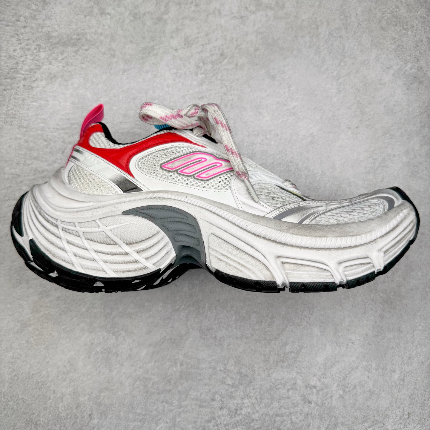 ＃XA BALENCIAGA 10XL Sneakers 巴黎世家十二代网布系带低帮走秀复古老爹鞋 全套原纸板楦头开发 最原汁原味的灵魂版型 全鞋荧光划线卡点 胶水把控整洁度追求极致完美 每一双都是工艺品 多重QC质检 超越公司货的品控标准 实实在在的免检产品 原盒原配 正确字体电绣 粗细、位置、大小正确 侧边TPU 透气孔匹配意产原版 正确分离大底 TPU软底 原版一致大底LOGO 立体感十足 原厂皮料水洗做旧 采购原厂网纱 不含皮革 网布材料和聚氨酯 磨损效果 展现品牌对于新潮事物的热情 这款鞋子拥有巨大尺寸和醒目设计 符合当下”老爹鞋”的趋势 鞋子采用银灰配色 营造出低调而不失华丽的效果 10XL的尺码使它成为市场中最显眼的存在 适合追求个性化的人群 Balenciaga始终站在时尚前沿 此次发布的产品再次体现了他们的创新能力 尺码：35 36 37 38 39 40 41 42 43 44 45 46-选品中心