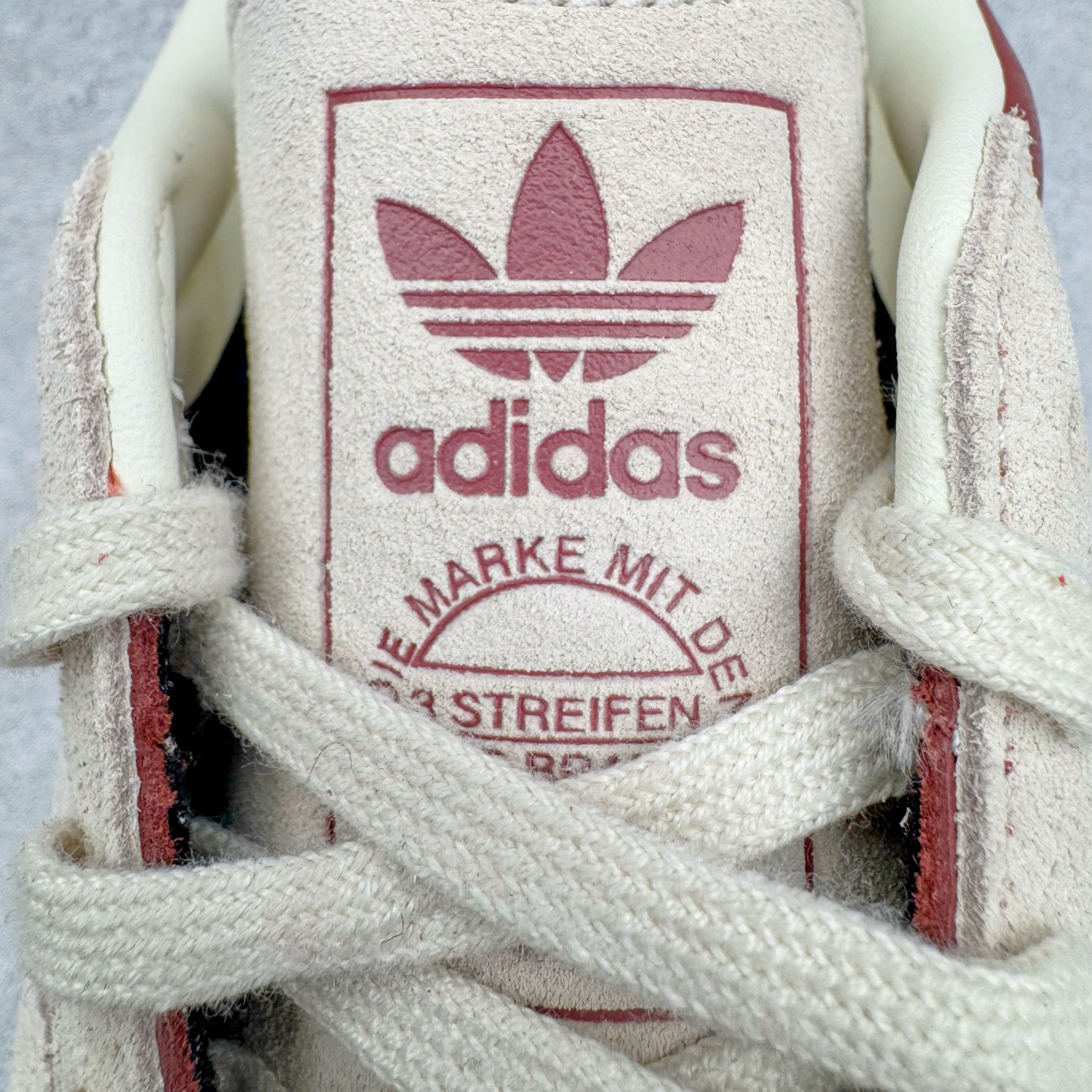 图片[13]-＃B版纯原 AD Original Samba OG 复古经典轻便板鞋 JI3216 头层牛皮加持 正确烫金高频细节 原装纳米超迁皮料 独家私模橡胶大底 原盒原配 这款桑巴鞋展示了高质量的工艺 带有装饰的超锁缝制和无缝的手感 柔软、柔软的皮革造型和标志性的3条纹完成了精致的外观 正规合身鞋带 鞋面上有绒面鞋垫 橡胶鞋底 享受正畸套筒软感 自50年代首次亮相以来就一直在赢得粉丝的青睐 尺码：36 36.5 37.5 38 38.5 39 40 40.5 41 42 42.5 43 44 44.5 45-选品中心