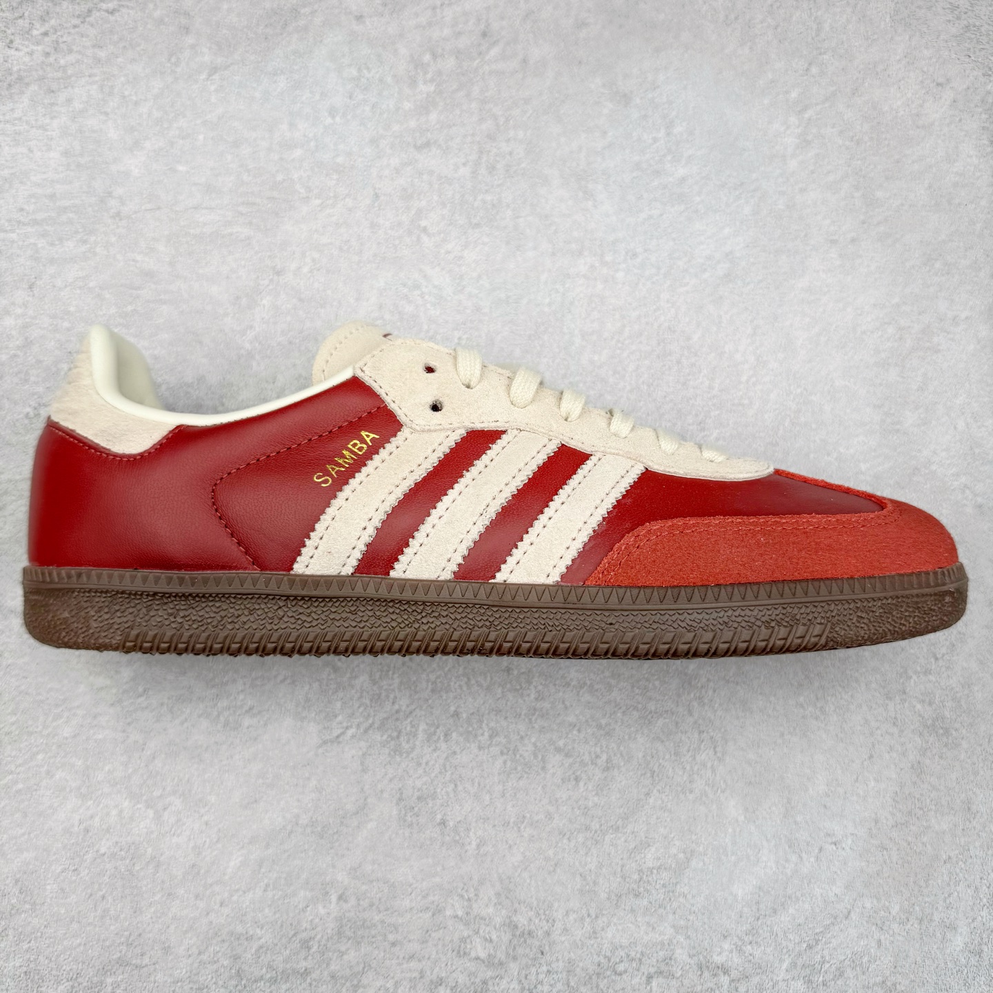 ＃B版纯原 AD Original Samba OG 复古经典轻便板鞋 JI3216 头层牛皮加持 正确烫金高频细节 原装纳米超迁皮料 独家私模橡胶大底 原盒原配 这款桑巴鞋展示了高质量的工艺 带有装饰的超锁缝制和无缝的手感 柔软、柔软的皮革造型和标志性的3条纹完成了精致的外观 正规合身鞋带 鞋面上有绒面鞋垫 橡胶鞋底 享受正畸套筒软感 自50年代首次亮相以来就一直在赢得粉丝的青睐 尺码：36 36.5 37.5 38 38.5 39 40 40.5 41 42 42.5 43 44 44.5 45-选品中心