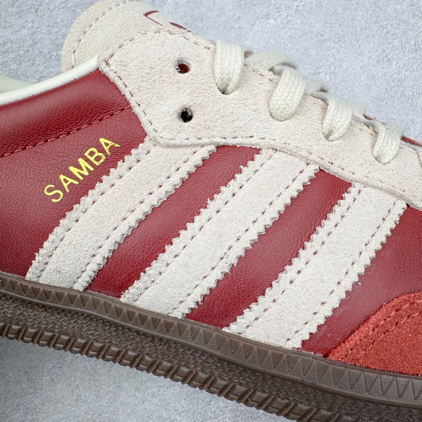 图片[15]-＃B版纯原 AD Original Samba OG 复古经典轻便板鞋 JI3216 头层牛皮加持 正确烫金高频细节 原装纳米超迁皮料 独家私模橡胶大底 原盒原配 这款桑巴鞋展示了高质量的工艺 带有装饰的超锁缝制和无缝的手感 柔软、柔软的皮革造型和标志性的3条纹完成了精致的外观 正规合身鞋带 鞋面上有绒面鞋垫 橡胶鞋底 享受正畸套筒软感 自50年代首次亮相以来就一直在赢得粉丝的青睐 尺码：36 36.5 37.5 38 38.5 39 40 40.5 41 42 42.5 43 44 44.5 45-选品中心