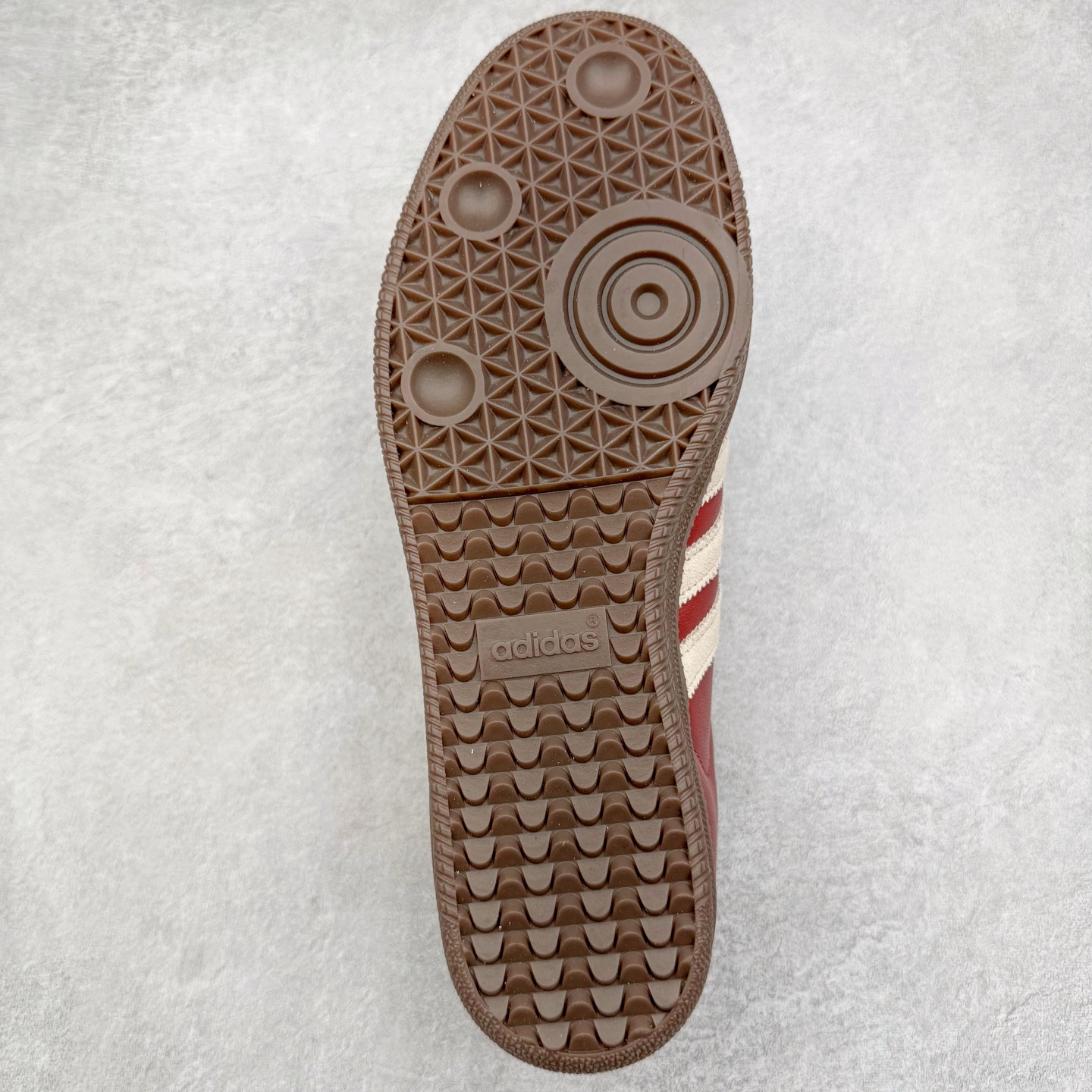 图片[9]-＃B版纯原 AD Original Samba OG 复古经典轻便板鞋 JI3216 头层牛皮加持 正确烫金高频细节 原装纳米超迁皮料 独家私模橡胶大底 原盒原配 这款桑巴鞋展示了高质量的工艺 带有装饰的超锁缝制和无缝的手感 柔软、柔软的皮革造型和标志性的3条纹完成了精致的外观 正规合身鞋带 鞋面上有绒面鞋垫 橡胶鞋底 享受正畸套筒软感 自50年代首次亮相以来就一直在赢得粉丝的青睐 尺码：36 36.5 37.5 38 38.5 39 40 40.5 41 42 42.5 43 44 44.5 45-选品中心