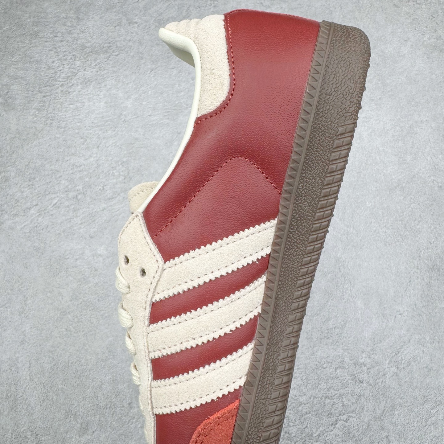 图片[7]-＃B版纯原 AD Original Samba OG 复古经典轻便板鞋 JI3216 头层牛皮加持 正确烫金高频细节 原装纳米超迁皮料 独家私模橡胶大底 原盒原配 这款桑巴鞋展示了高质量的工艺 带有装饰的超锁缝制和无缝的手感 柔软、柔软的皮革造型和标志性的3条纹完成了精致的外观 正规合身鞋带 鞋面上有绒面鞋垫 橡胶鞋底 享受正畸套筒软感 自50年代首次亮相以来就一直在赢得粉丝的青睐 尺码：36 36.5 37.5 38 38.5 39 40 40.5 41 42 42.5 43 44 44.5 45-选品中心