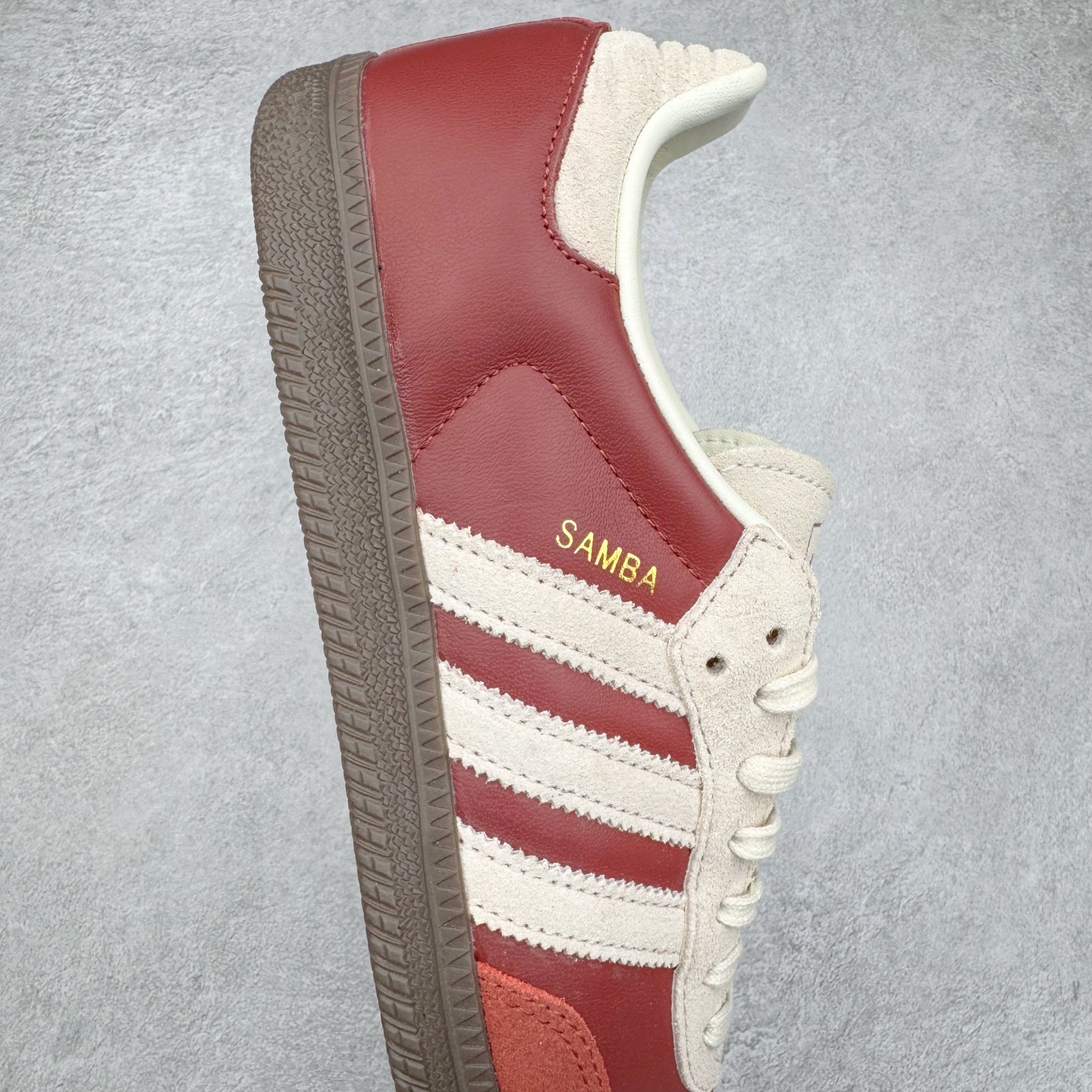 图片[6]-＃B版纯原 AD Original Samba OG 复古经典轻便板鞋 JI3216 头层牛皮加持 正确烫金高频细节 原装纳米超迁皮料 独家私模橡胶大底 原盒原配 这款桑巴鞋展示了高质量的工艺 带有装饰的超锁缝制和无缝的手感 柔软、柔软的皮革造型和标志性的3条纹完成了精致的外观 正规合身鞋带 鞋面上有绒面鞋垫 橡胶鞋底 享受正畸套筒软感 自50年代首次亮相以来就一直在赢得粉丝的青睐 尺码：36 36.5 37.5 38 38.5 39 40 40.5 41 42 42.5 43 44 44.5 45-选品中心