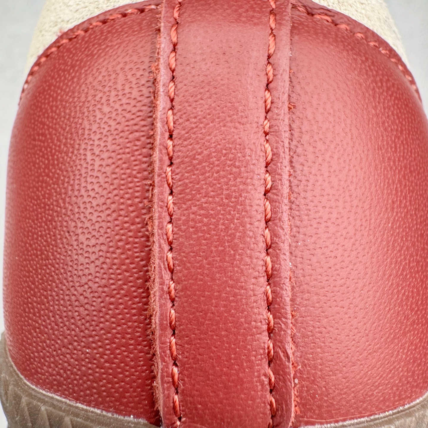 图片[18]-＃B版纯原 AD Original Samba OG 复古经典轻便板鞋 JI3216 头层牛皮加持 正确烫金高频细节 原装纳米超迁皮料 独家私模橡胶大底 原盒原配 这款桑巴鞋展示了高质量的工艺 带有装饰的超锁缝制和无缝的手感 柔软、柔软的皮革造型和标志性的3条纹完成了精致的外观 正规合身鞋带 鞋面上有绒面鞋垫 橡胶鞋底 享受正畸套筒软感 自50年代首次亮相以来就一直在赢得粉丝的青睐 尺码：36 36.5 37.5 38 38.5 39 40 40.5 41 42 42.5 43 44 44.5 45-选品中心