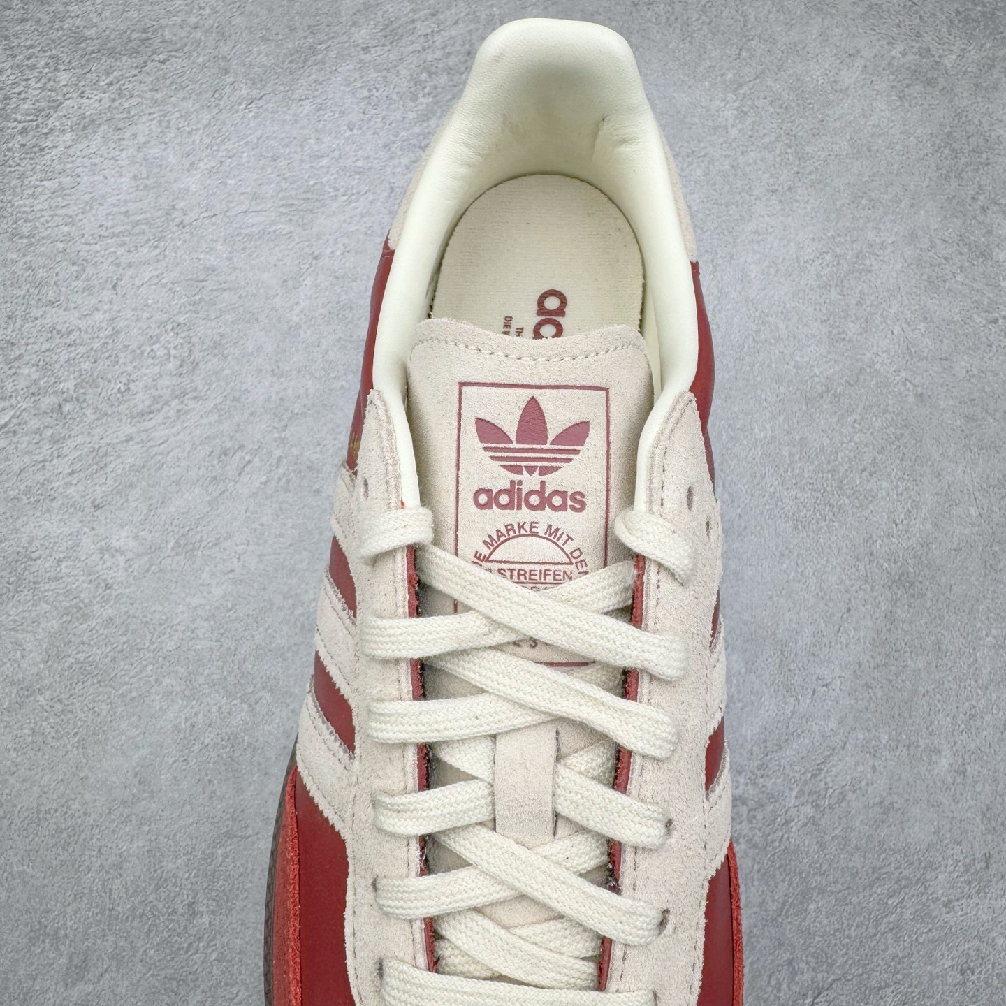 图片[5]-＃B版纯原 AD Original Samba OG 复古经典轻便板鞋 JI3216 头层牛皮加持 正确烫金高频细节 原装纳米超迁皮料 独家私模橡胶大底 原盒原配 这款桑巴鞋展示了高质量的工艺 带有装饰的超锁缝制和无缝的手感 柔软、柔软的皮革造型和标志性的3条纹完成了精致的外观 正规合身鞋带 鞋面上有绒面鞋垫 橡胶鞋底 享受正畸套筒软感 自50年代首次亮相以来就一直在赢得粉丝的青睐 尺码：36 36.5 37.5 38 38.5 39 40 40.5 41 42 42.5 43 44 44.5 45-选品中心