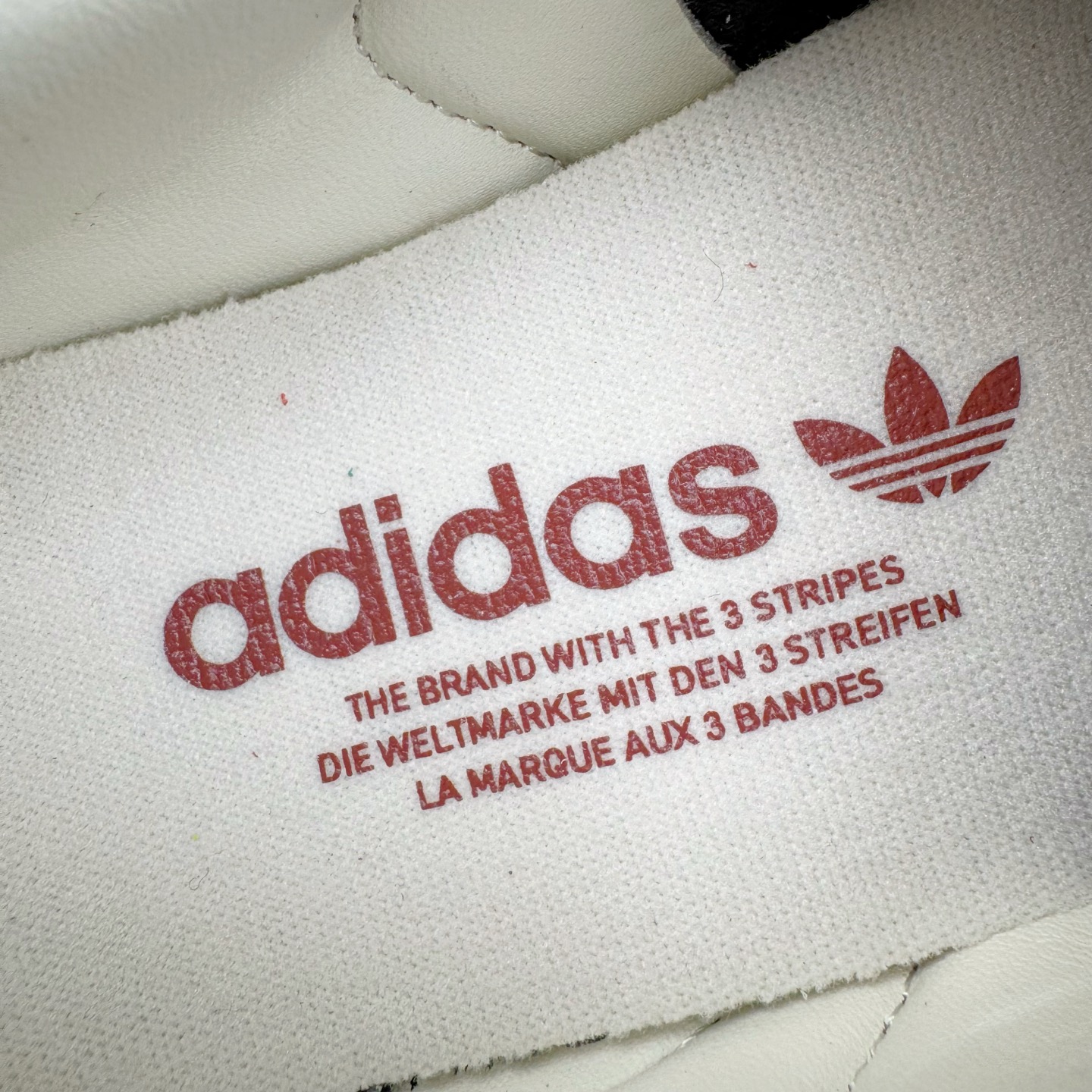 图片[10]-＃B版纯原 AD Original Samba OG 复古经典轻便板鞋 JI3216 头层牛皮加持 正确烫金高频细节 原装纳米超迁皮料 独家私模橡胶大底 原盒原配 这款桑巴鞋展示了高质量的工艺 带有装饰的超锁缝制和无缝的手感 柔软、柔软的皮革造型和标志性的3条纹完成了精致的外观 正规合身鞋带 鞋面上有绒面鞋垫 橡胶鞋底 享受正畸套筒软感 自50年代首次亮相以来就一直在赢得粉丝的青睐 尺码：36 36.5 37.5 38 38.5 39 40 40.5 41 42 42.5 43 44 44.5 45-选品中心