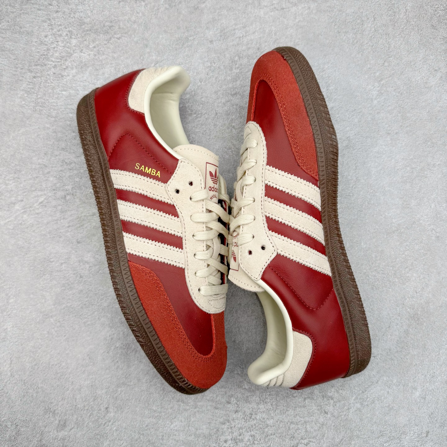 图片[3]-＃B版纯原 AD Original Samba OG 复古经典轻便板鞋 JI3216 头层牛皮加持 正确烫金高频细节 原装纳米超迁皮料 独家私模橡胶大底 原盒原配 这款桑巴鞋展示了高质量的工艺 带有装饰的超锁缝制和无缝的手感 柔软、柔软的皮革造型和标志性的3条纹完成了精致的外观 正规合身鞋带 鞋面上有绒面鞋垫 橡胶鞋底 享受正畸套筒软感 自50年代首次亮相以来就一直在赢得粉丝的青睐 尺码：36 36.5 37.5 38 38.5 39 40 40.5 41 42 42.5 43 44 44.5 45-选品中心