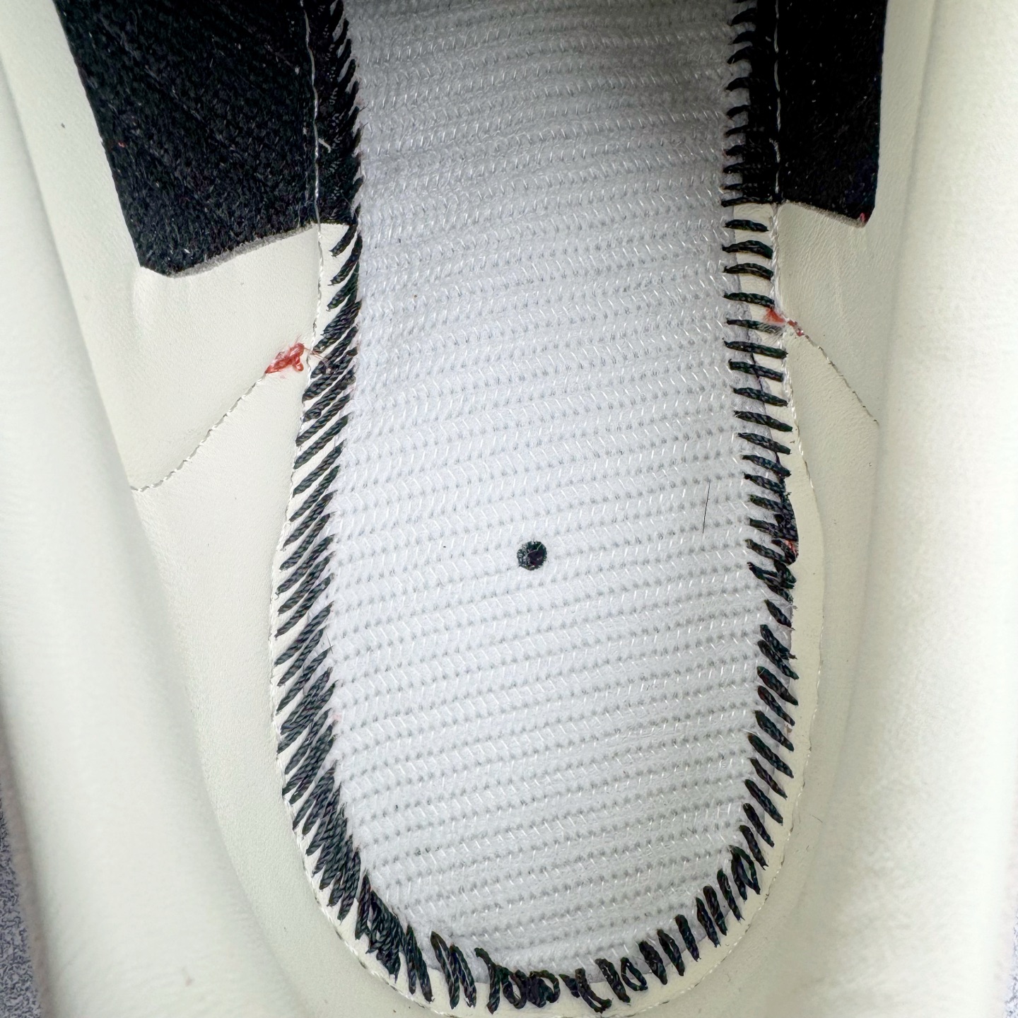 图片[11]-＃B版纯原 AD Original Samba OG 复古经典轻便板鞋 JI3216 头层牛皮加持 正确烫金高频细节 原装纳米超迁皮料 独家私模橡胶大底 原盒原配 这款桑巴鞋展示了高质量的工艺 带有装饰的超锁缝制和无缝的手感 柔软、柔软的皮革造型和标志性的3条纹完成了精致的外观 正规合身鞋带 鞋面上有绒面鞋垫 橡胶鞋底 享受正畸套筒软感 自50年代首次亮相以来就一直在赢得粉丝的青睐 尺码：36 36.5 37.5 38 38.5 39 40 40.5 41 42 42.5 43 44 44.5 45-选品中心