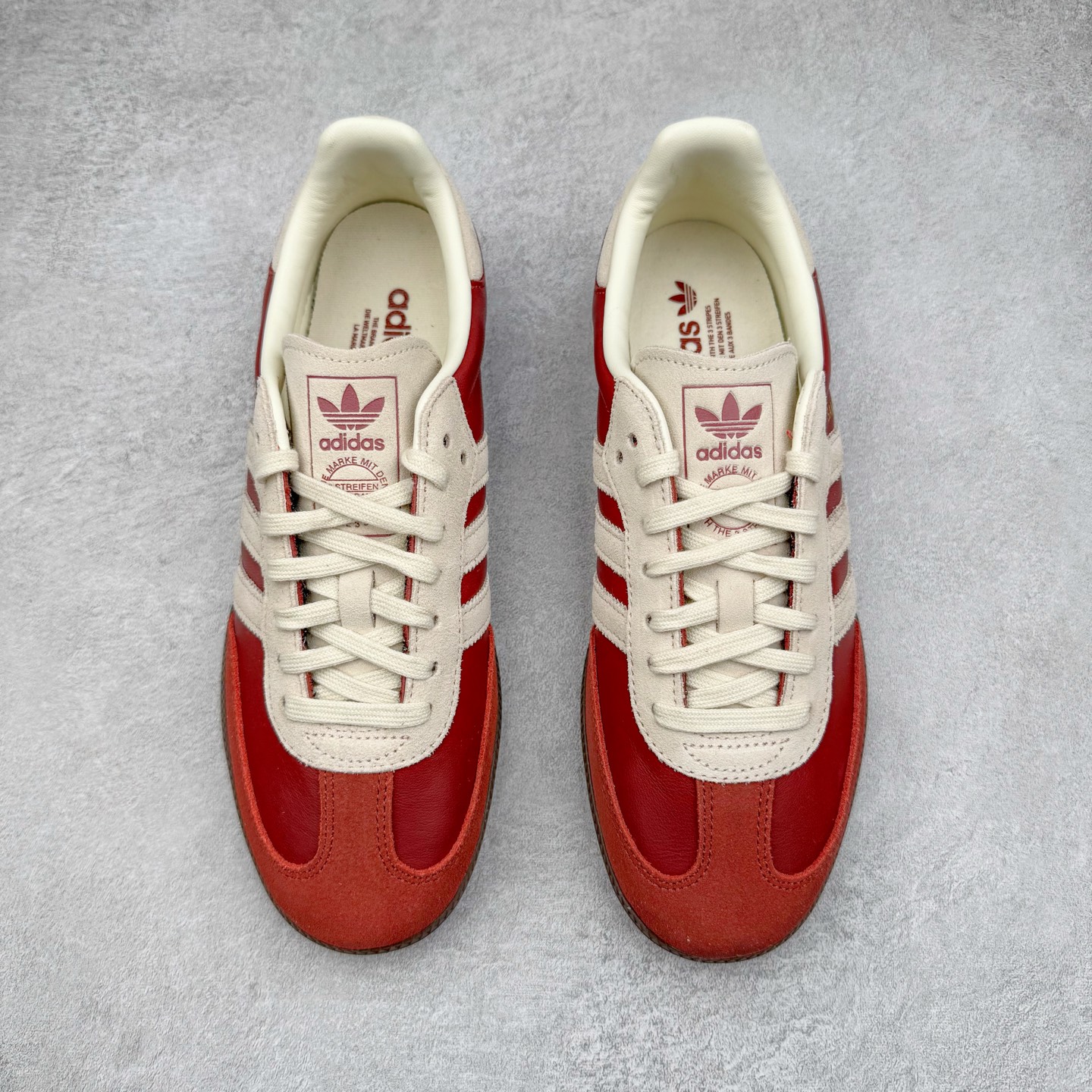 图片[2]-＃B版纯原 AD Original Samba OG 复古经典轻便板鞋 JI3216 头层牛皮加持 正确烫金高频细节 原装纳米超迁皮料 独家私模橡胶大底 原盒原配 这款桑巴鞋展示了高质量的工艺 带有装饰的超锁缝制和无缝的手感 柔软、柔软的皮革造型和标志性的3条纹完成了精致的外观 正规合身鞋带 鞋面上有绒面鞋垫 橡胶鞋底 享受正畸套筒软感 自50年代首次亮相以来就一直在赢得粉丝的青睐 尺码：36 36.5 37.5 38 38.5 39 40 40.5 41 42 42.5 43 44 44.5 45-选品中心