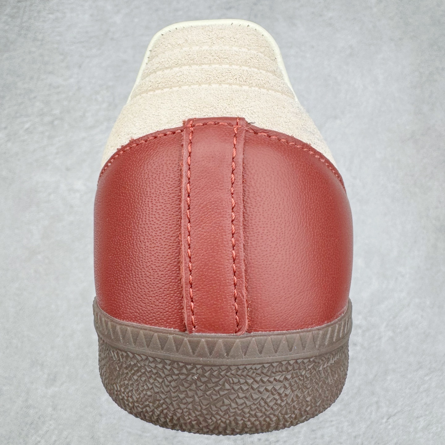 图片[8]-＃B版纯原 AD Original Samba OG 复古经典轻便板鞋 JI3216 头层牛皮加持 正确烫金高频细节 原装纳米超迁皮料 独家私模橡胶大底 原盒原配 这款桑巴鞋展示了高质量的工艺 带有装饰的超锁缝制和无缝的手感 柔软、柔软的皮革造型和标志性的3条纹完成了精致的外观 正规合身鞋带 鞋面上有绒面鞋垫 橡胶鞋底 享受正畸套筒软感 自50年代首次亮相以来就一直在赢得粉丝的青睐 尺码：36 36.5 37.5 38 38.5 39 40 40.5 41 42 42.5 43 44 44.5 45-选品中心