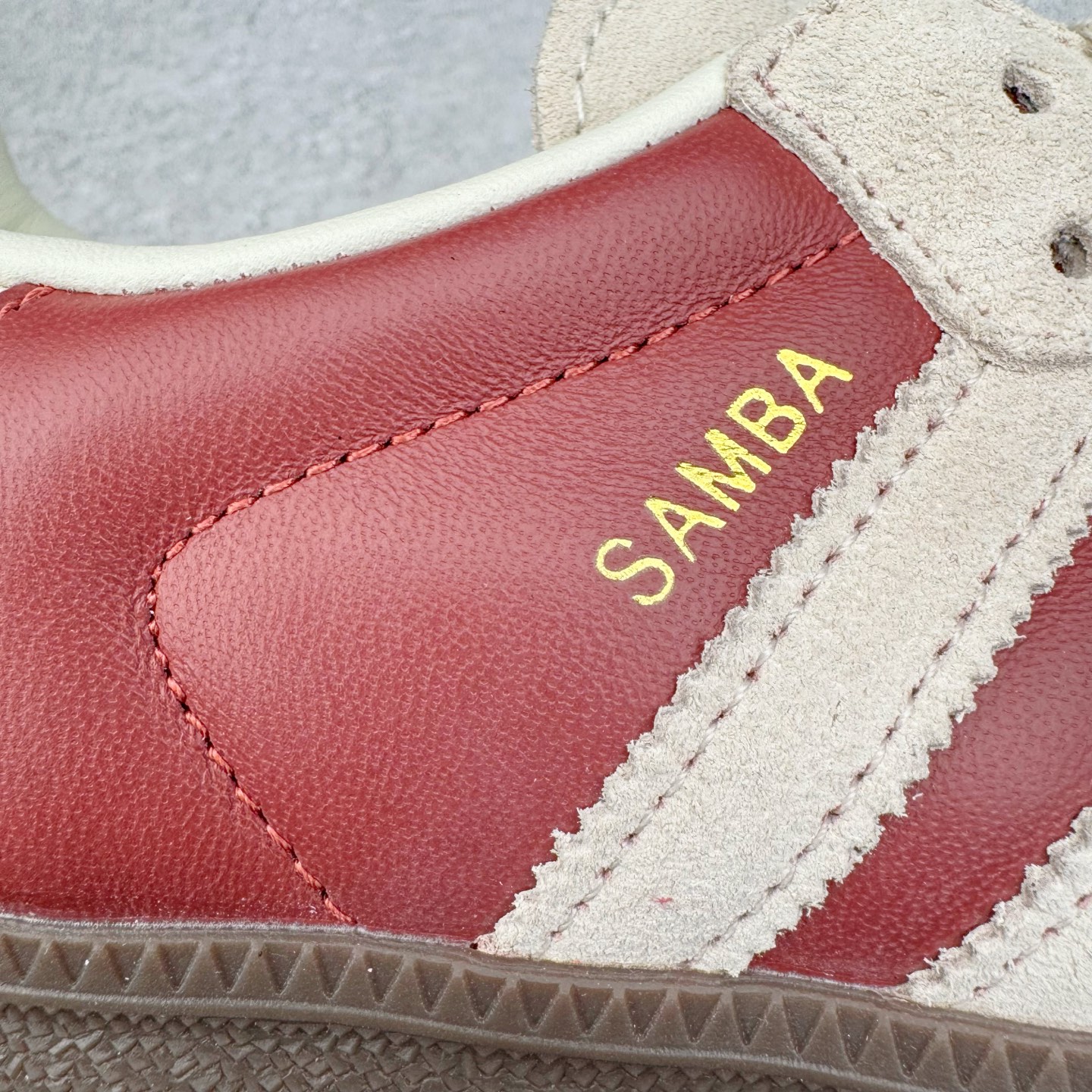 图片[16]-＃B版纯原 AD Original Samba OG 复古经典轻便板鞋 JI3216 头层牛皮加持 正确烫金高频细节 原装纳米超迁皮料 独家私模橡胶大底 原盒原配 这款桑巴鞋展示了高质量的工艺 带有装饰的超锁缝制和无缝的手感 柔软、柔软的皮革造型和标志性的3条纹完成了精致的外观 正规合身鞋带 鞋面上有绒面鞋垫 橡胶鞋底 享受正畸套筒软感 自50年代首次亮相以来就一直在赢得粉丝的青睐 尺码：36 36.5 37.5 38 38.5 39 40 40.5 41 42 42.5 43 44 44.5 45-选品中心