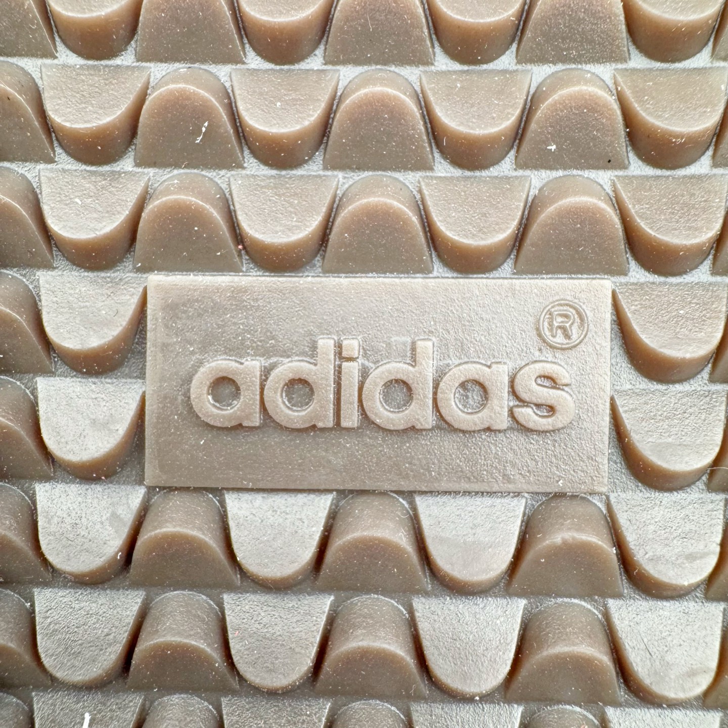 图片[17]-＃B版纯原 AD Original Samba OG 复古经典轻便板鞋 JI3216 头层牛皮加持 正确烫金高频细节 原装纳米超迁皮料 独家私模橡胶大底 原盒原配 这款桑巴鞋展示了高质量的工艺 带有装饰的超锁缝制和无缝的手感 柔软、柔软的皮革造型和标志性的3条纹完成了精致的外观 正规合身鞋带 鞋面上有绒面鞋垫 橡胶鞋底 享受正畸套筒软感 自50年代首次亮相以来就一直在赢得粉丝的青睐 尺码：36 36.5 37.5 38 38.5 39 40 40.5 41 42 42.5 43 44 44.5 45-选品中心