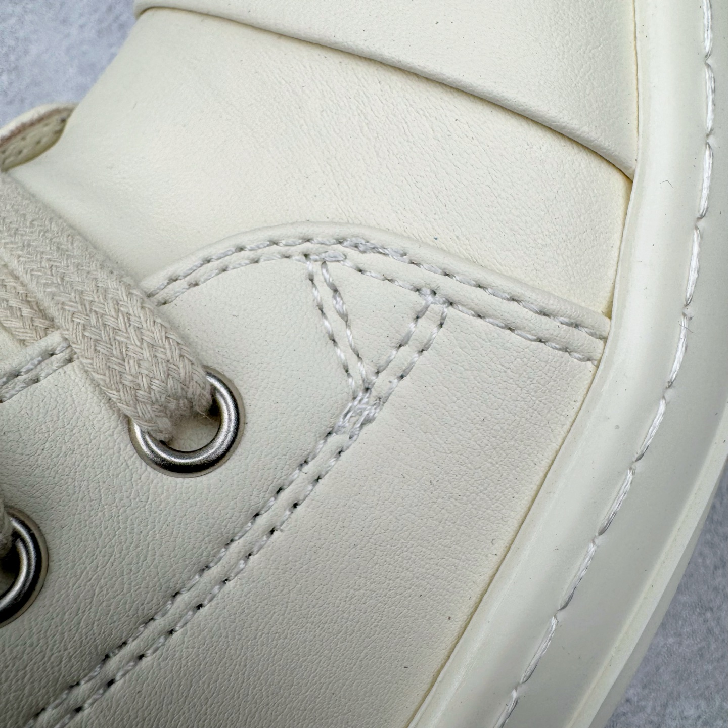 图片[17]-＃DG纯原 Rick Owens Drkshdw 瑞克·欧文斯低帮皮面时尚运动板鞋 奶白 二级市场已经7K以上 平台客户随意卖四位数 RO广东原厂出品 纯原天花板 原版一比一复刻 冲正绝不翻车 还原度达到百分之98以上 原楦开发纸版版型 ZP拆解原版1：1复模裁片纸版 力求做到0错位 这样才能达到和zp一致的鞋型味道 采用进口cnc数控机床开发对版独家tpu奶香大底 区别于市场所有版本 zp同源全头层粒面小牛皮 达到和zp一致手感 原厂进口细纹布 万邦订购原厂高弹粉红色海绵 内里搭配软质细腻羊皮 TPU高密度大底 软硬度透光度高已经测试和原版一致 尺码：36 37 38 39 40 41 42 43 44 45 46-选品中心