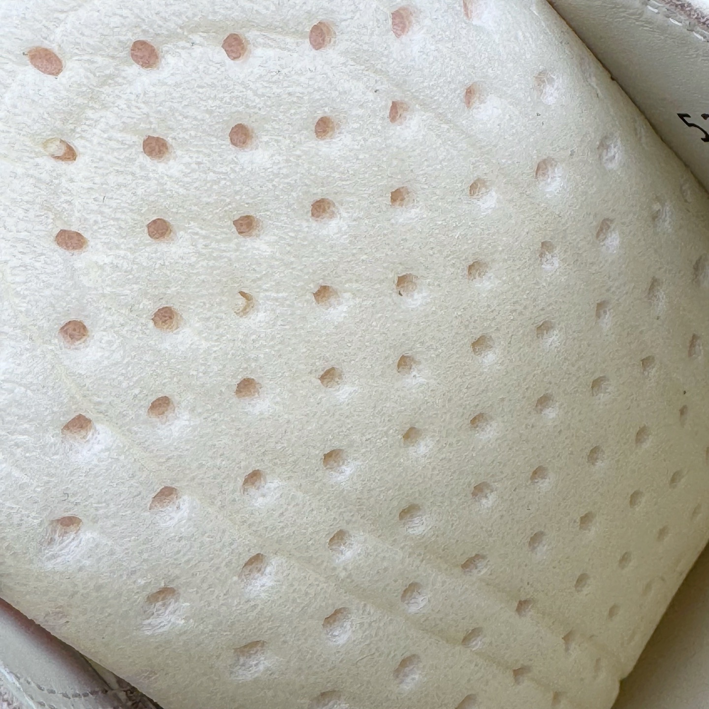 图片[12]-＃DG纯原 Rick Owens Drkshdw 瑞克·欧文斯低帮皮面时尚运动板鞋 奶白 二级市场已经7K以上 平台客户随意卖四位数 RO广东原厂出品 纯原天花板 原版一比一复刻 冲正绝不翻车 还原度达到百分之98以上 原楦开发纸版版型 ZP拆解原版1：1复模裁片纸版 力求做到0错位 这样才能达到和zp一致的鞋型味道 采用进口cnc数控机床开发对版独家tpu奶香大底 区别于市场所有版本 zp同源全头层粒面小牛皮 达到和zp一致手感 原厂进口细纹布 万邦订购原厂高弹粉红色海绵 内里搭配软质细腻羊皮 TPU高密度大底 软硬度透光度高已经测试和原版一致 尺码：36 37 38 39 40 41 42 43 44 45 46-选品中心